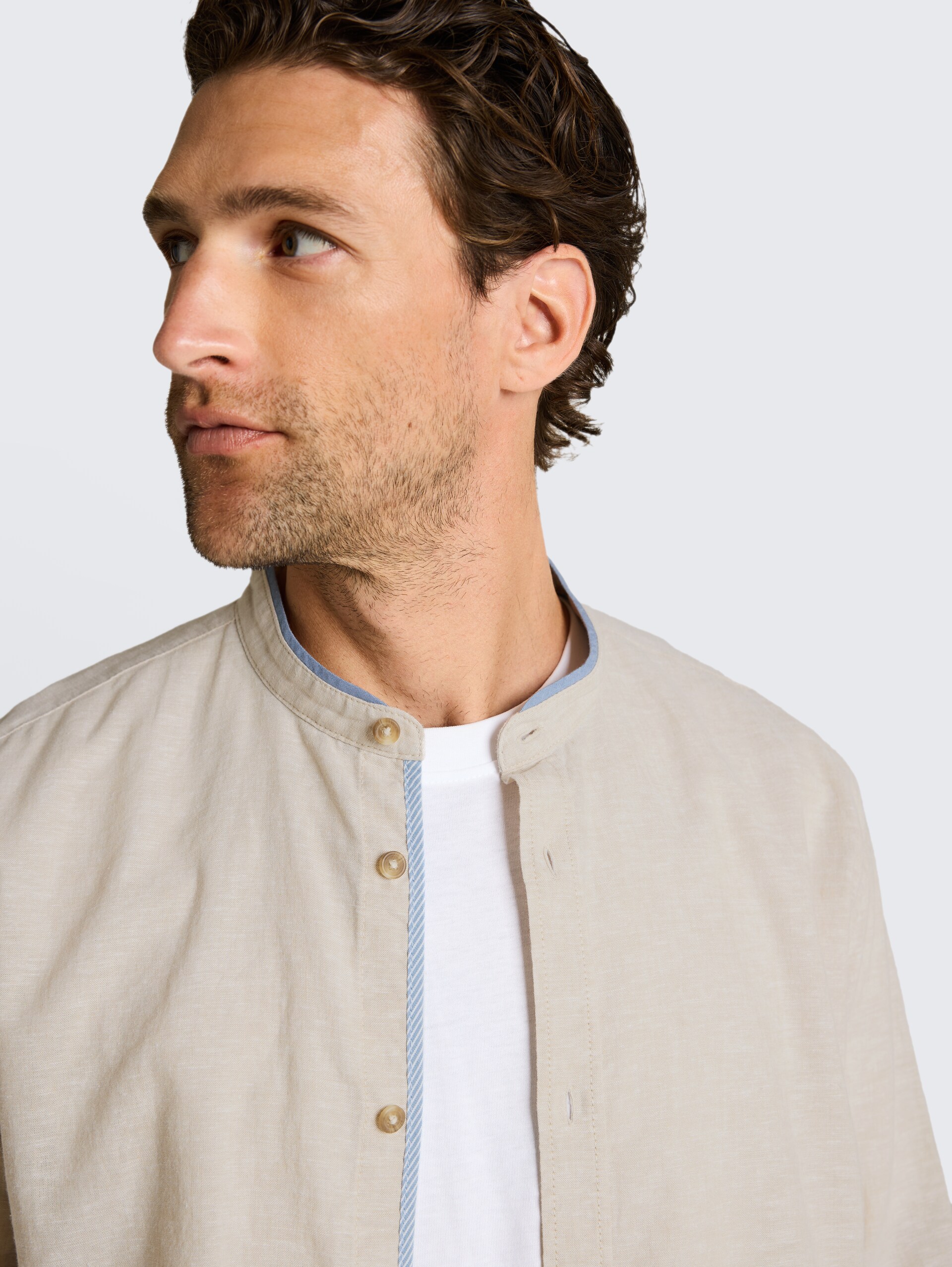 Regular Fit Hemd mit Leinenanteil - cashew beige chambray - Detail-Model-Ansicht