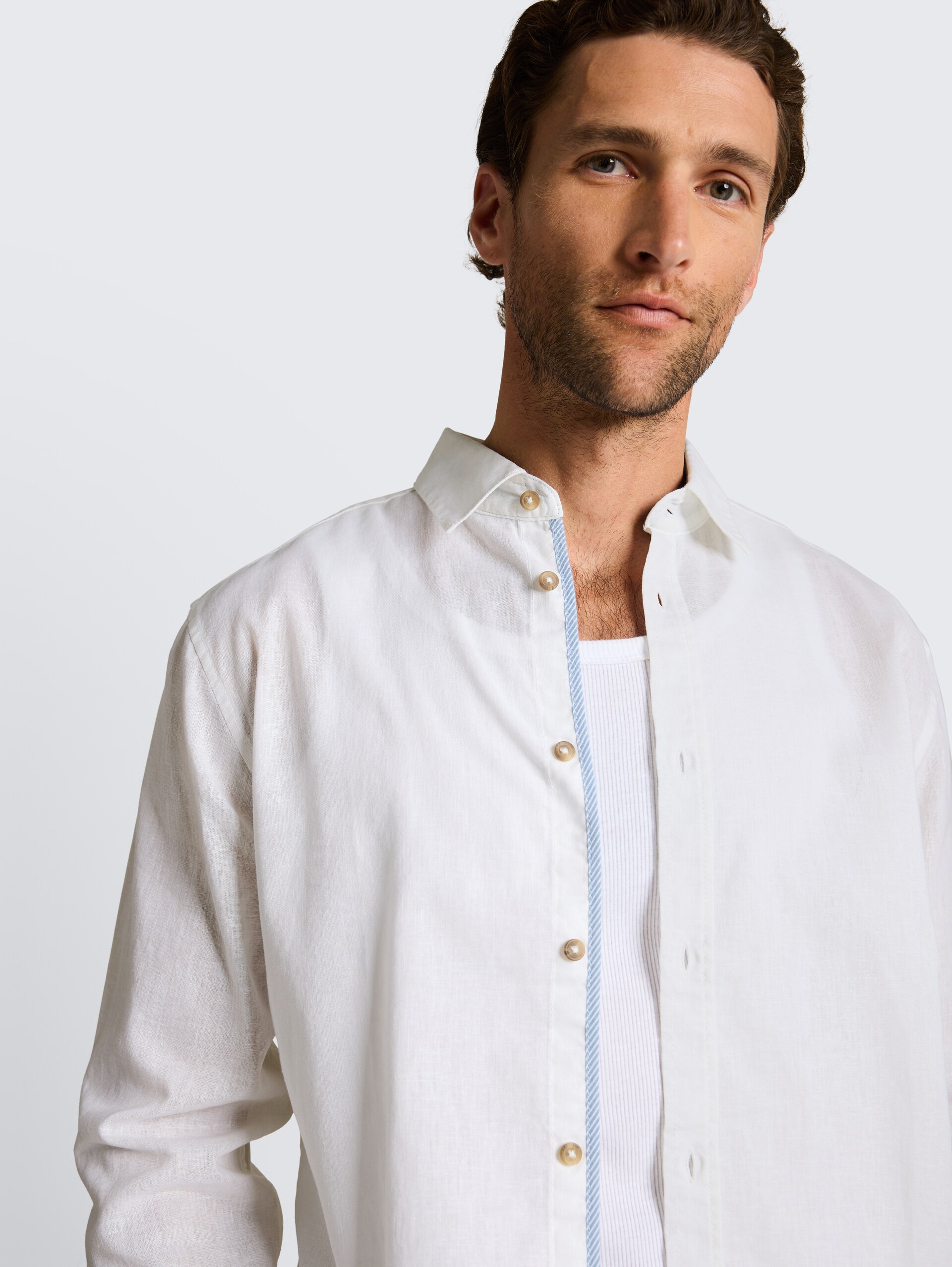 Regular Fit Hemd mit Leinenanteil - White - Detail-Model-Ansicht