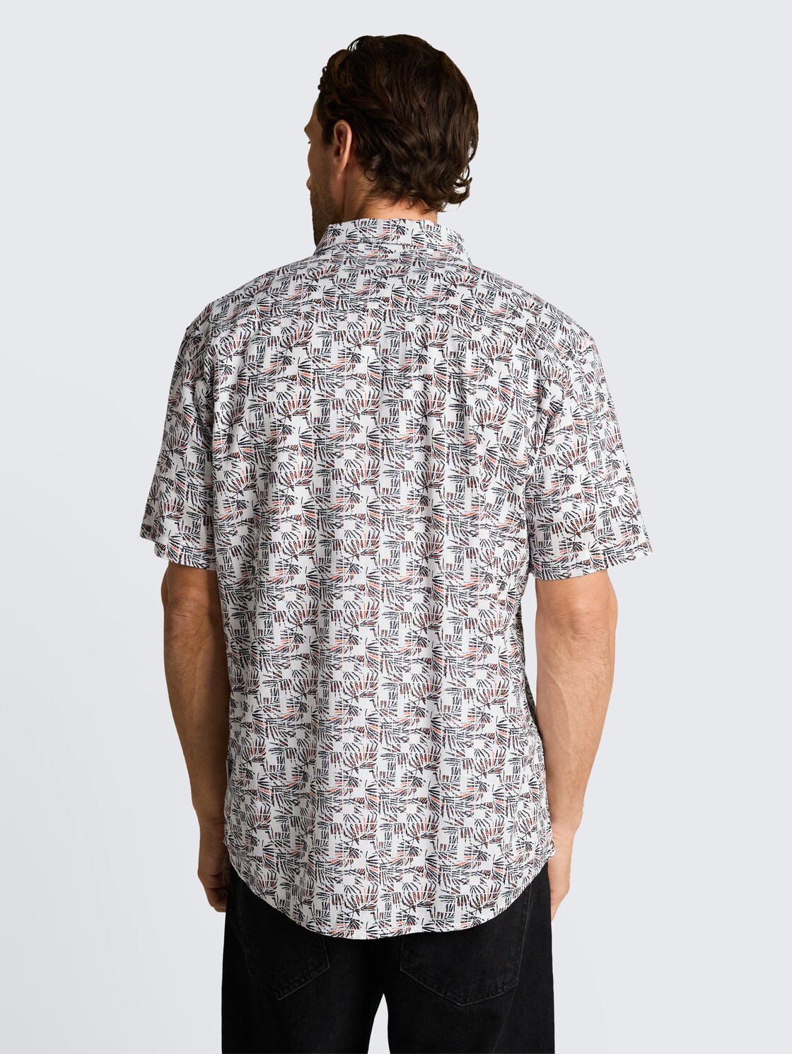 Regular Fit Kurzarmhemd mit Leinenanteil - white palm tree design - Auschnitt Model-Rückansicht