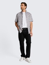 Regular Fit Kurzarmhemd mit Leinenanteil - white palm tree design - Model-Vorderansicht