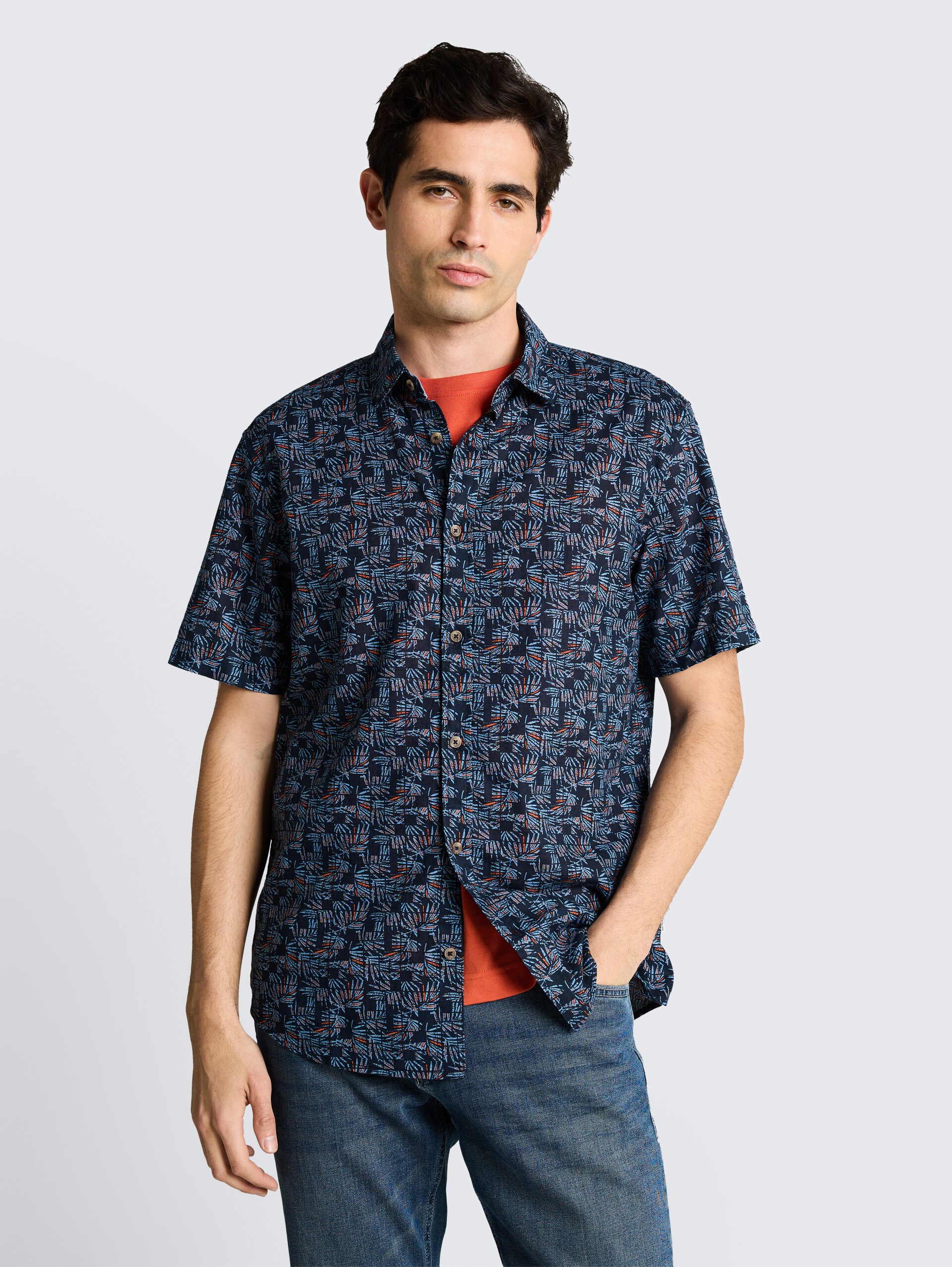 Chemise à manches courtes coupe regular avec un mélange de lin - blue palm tree design - Découpe Vue de face du modèle