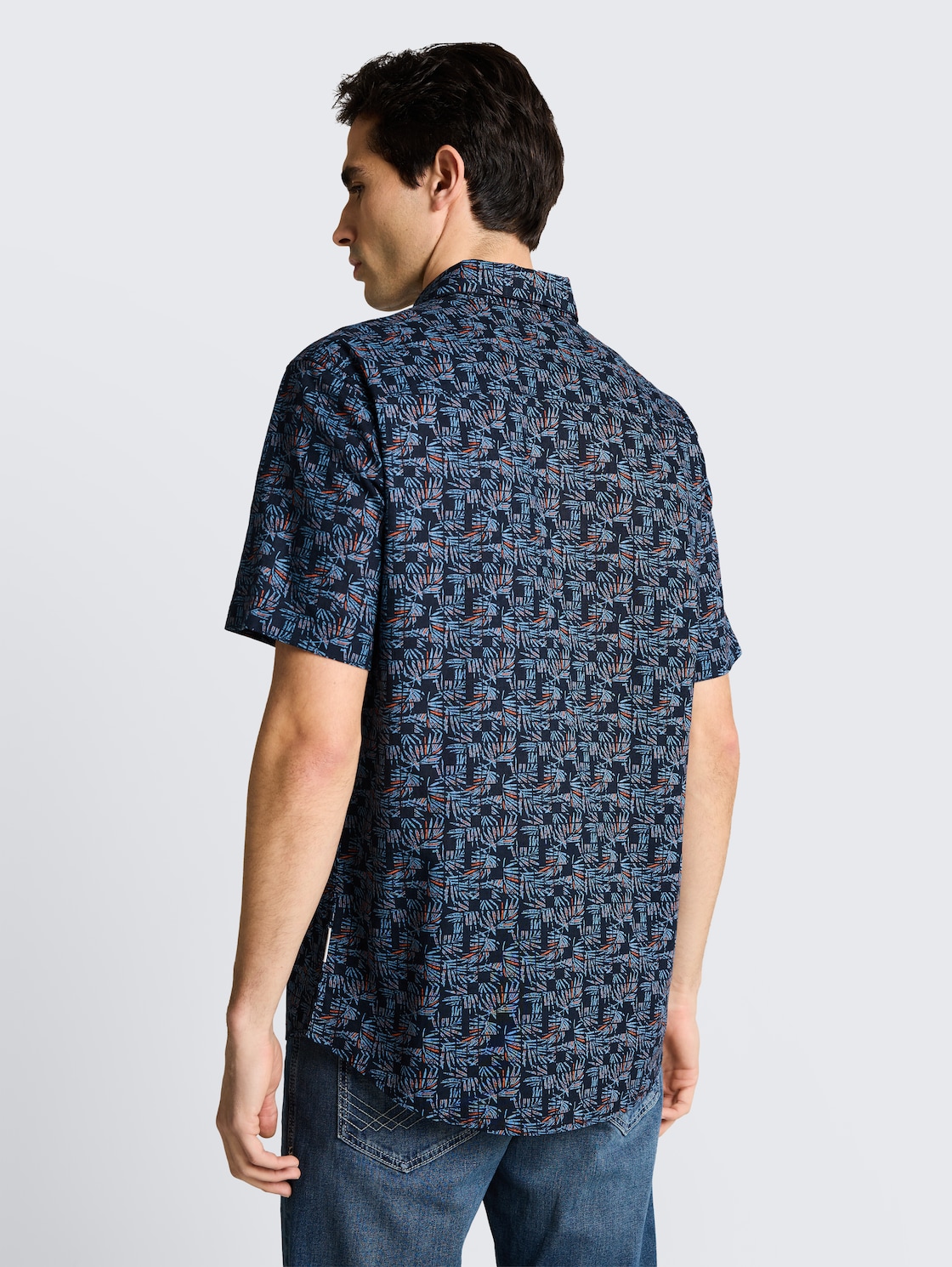 Regular Fit Kurzarmhemd mit Leinenanteil - blue palm tree design - Auschnitt Model-Rückansicht