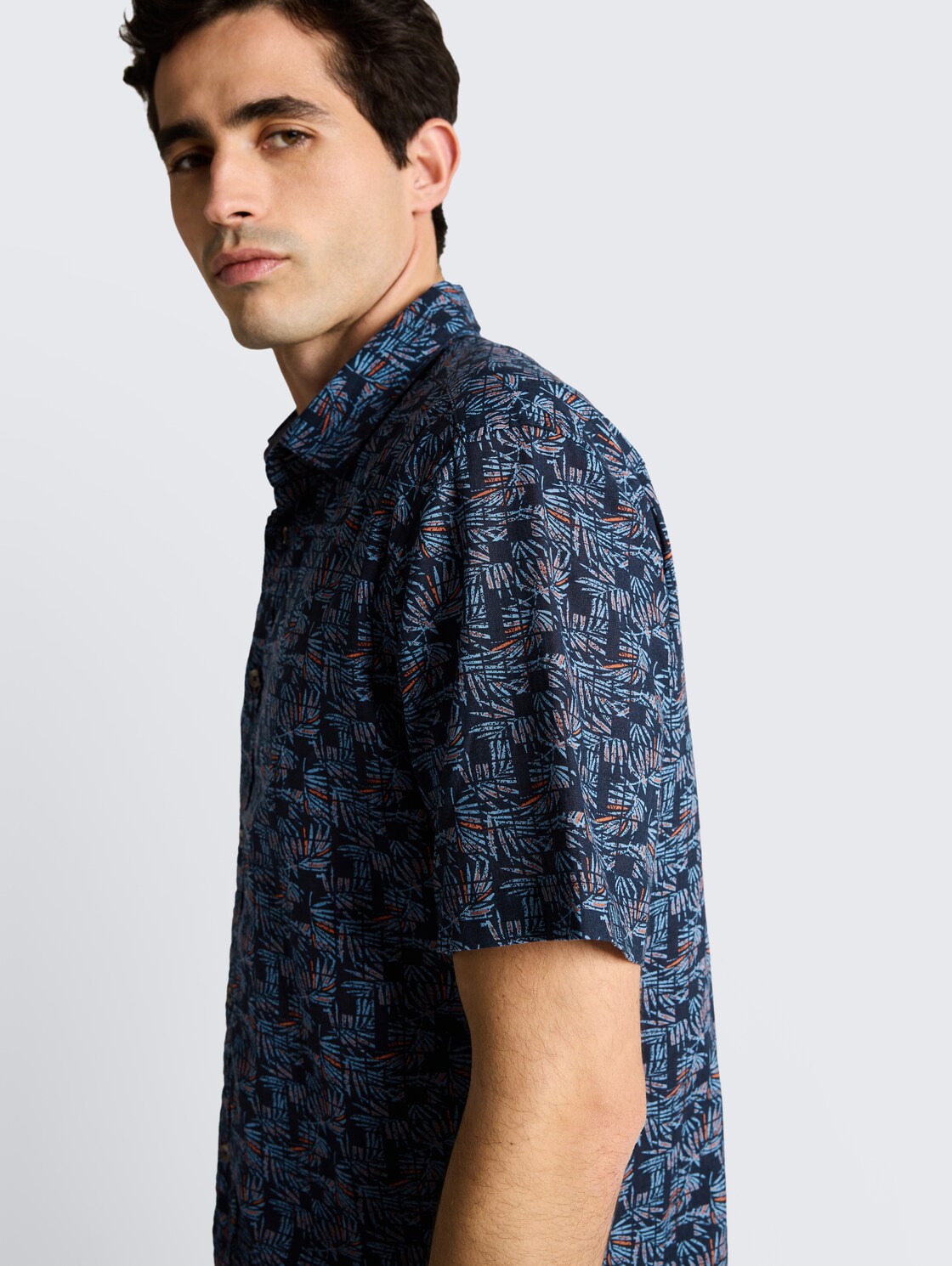 Regular Fit Kurzarmhemd mit Leinenanteil - blue palm tree design - Detail-Model-Ansicht