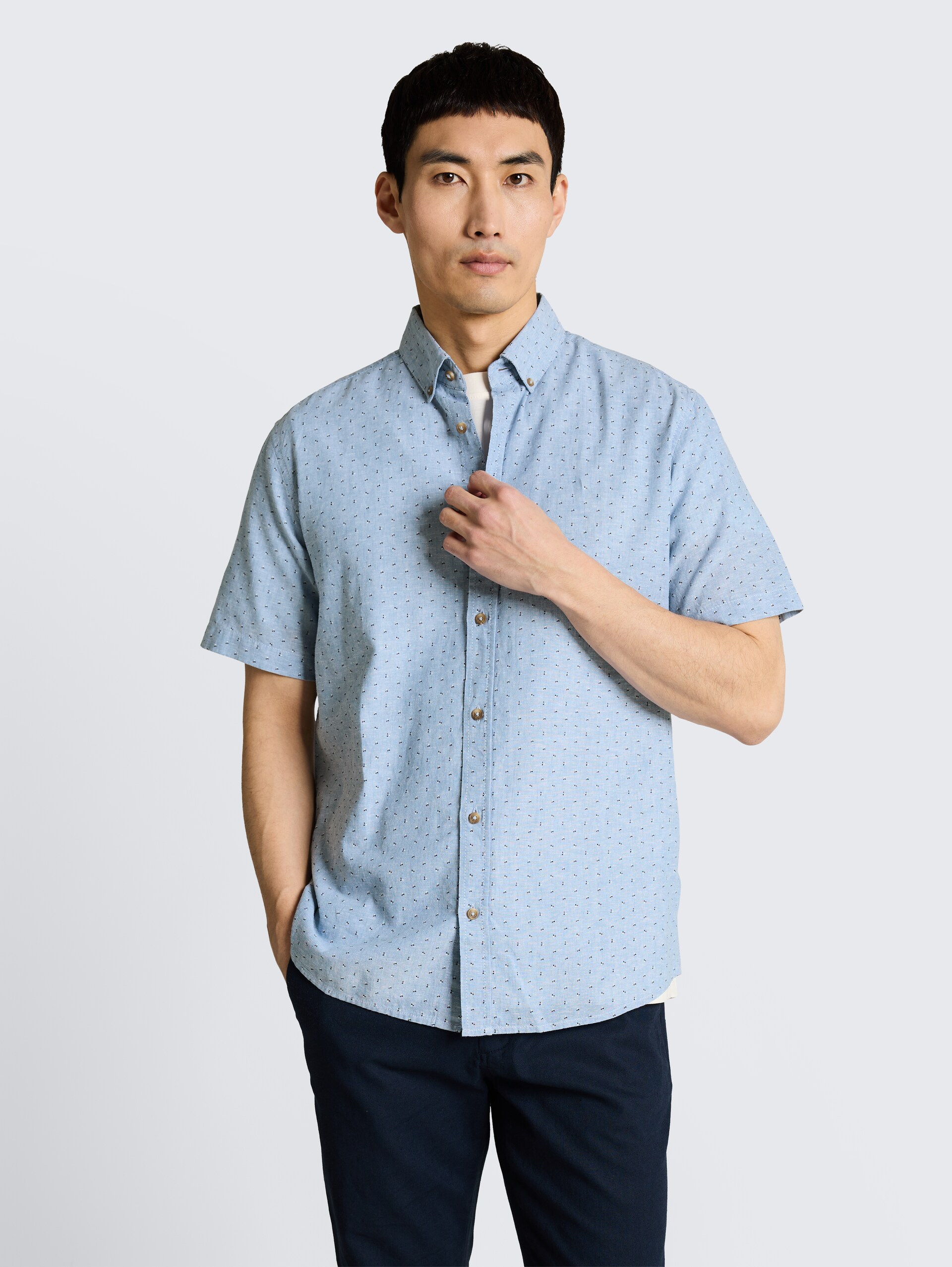 Chemise à manches courtes coupe regular avec un mélange de lin - bleeched blue design - Découpe Vue de face du modèle