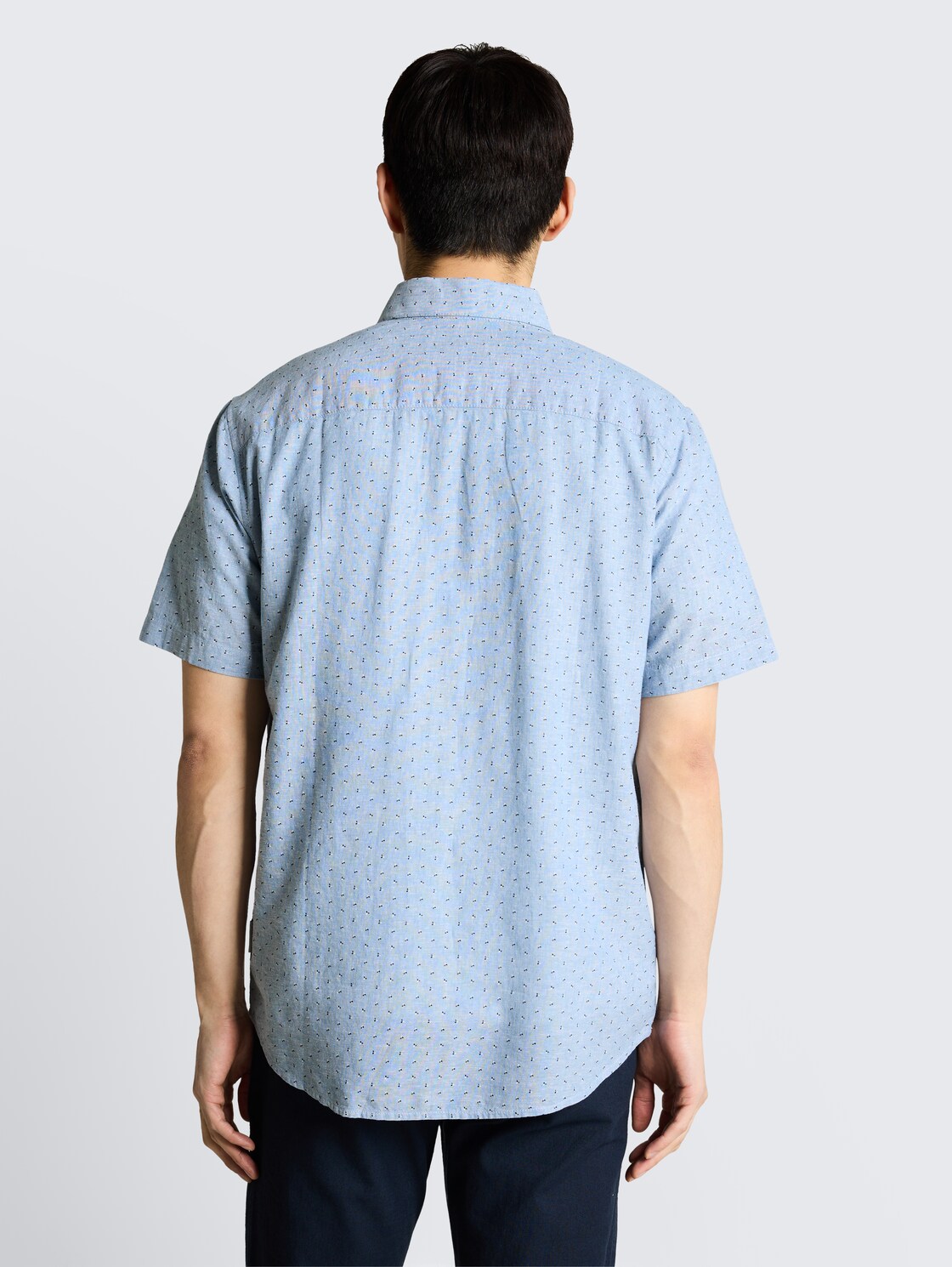 Regular Fit Kurzarmhemd mit Leinenanteil - bleeched blue design - Auschnitt Model-Rückansicht