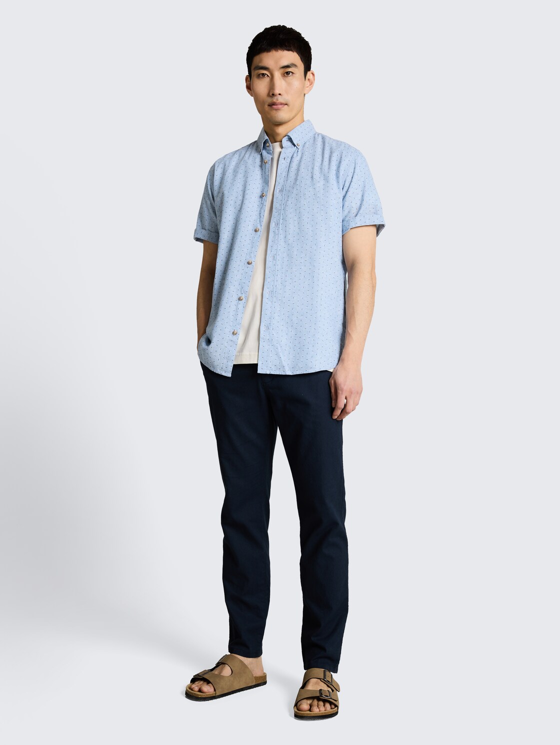 Regular Fit Kurzarmhemd mit Leinenanteil - bleeched blue design - Model-Vorderansicht