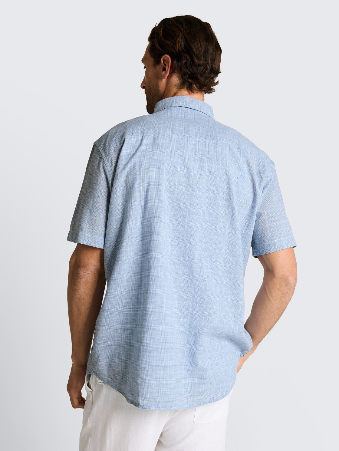 Regular Fit Kurzarmhemd mit Leinenanteil - bleeched blue check - Auschnitt Model-Rückansicht