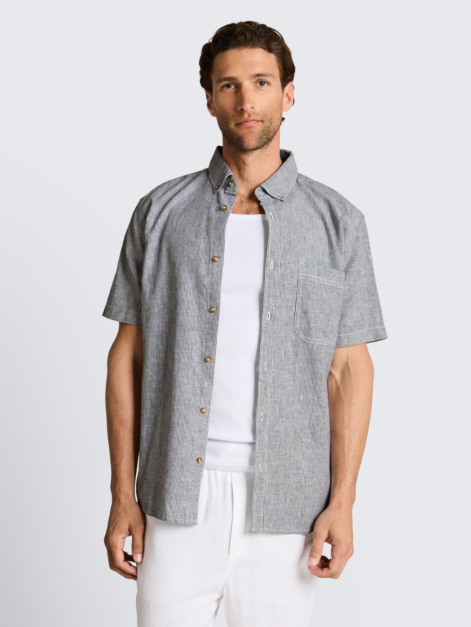 Chemise à manches courtes coupe regular avec un mélange de lin - navy white small stripe - Découpe Vue de face du modèle