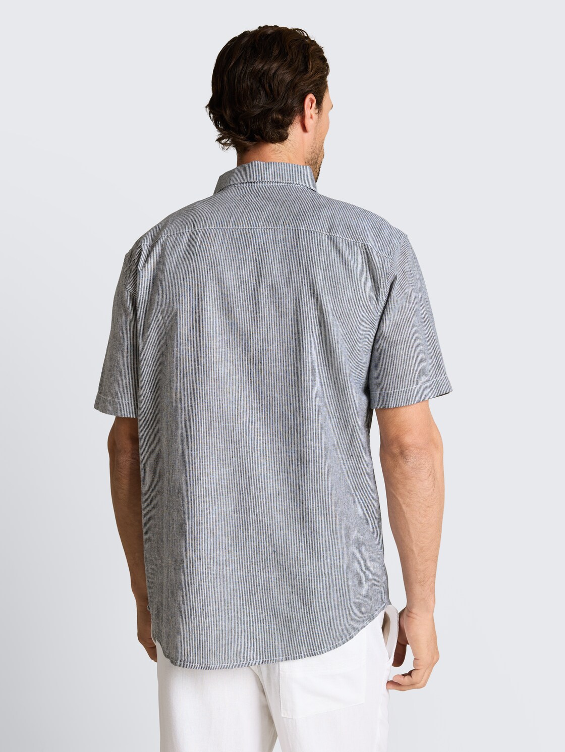 Regular Fit Kurzarmhemd mit Leinenanteil - navy white small stripe - Auschnitt Model-Rückansicht