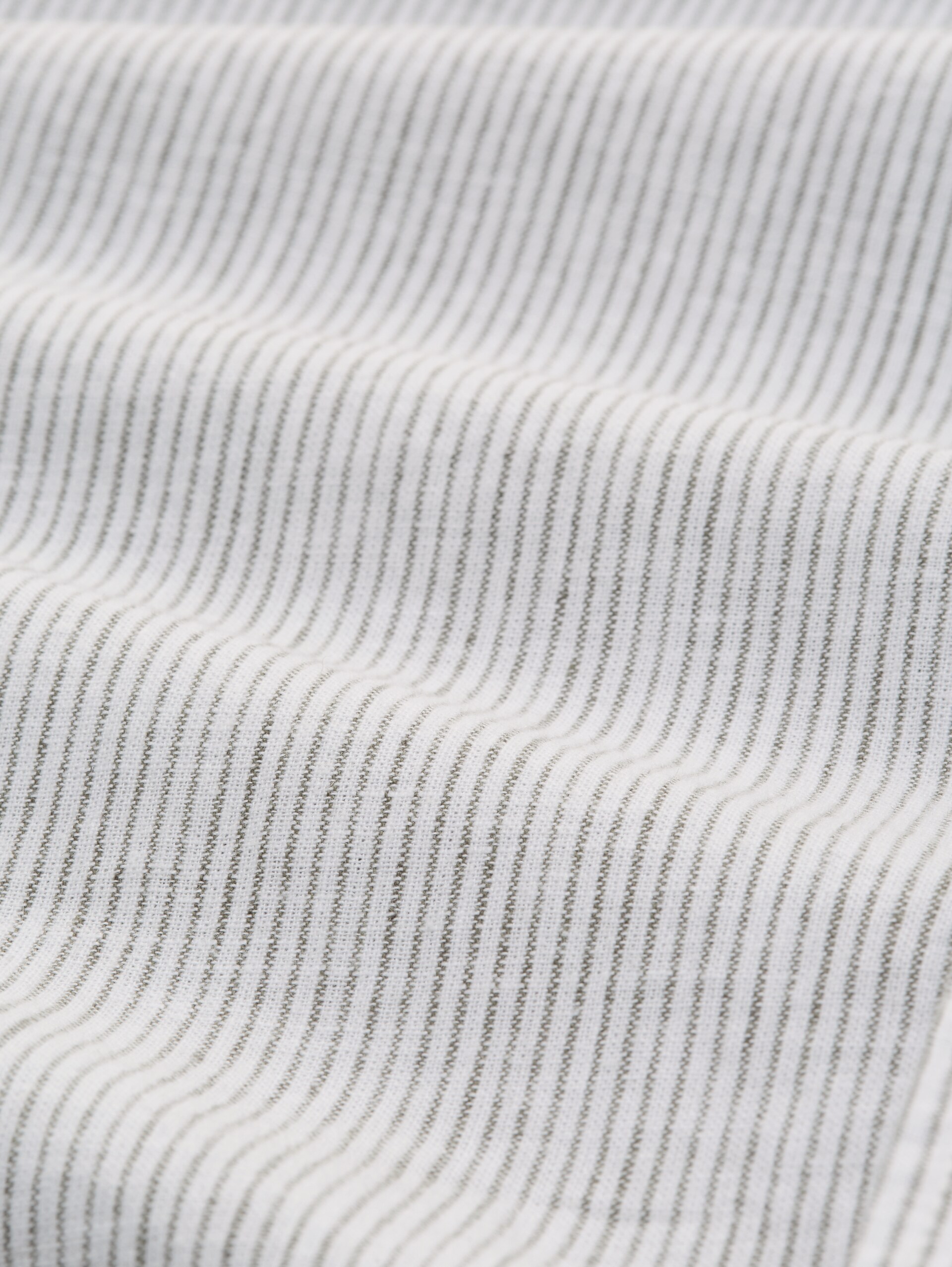 Chemise à manches courtes coupe regular avec un mélange de lin - white leaf green small stripe - Vue de la matière