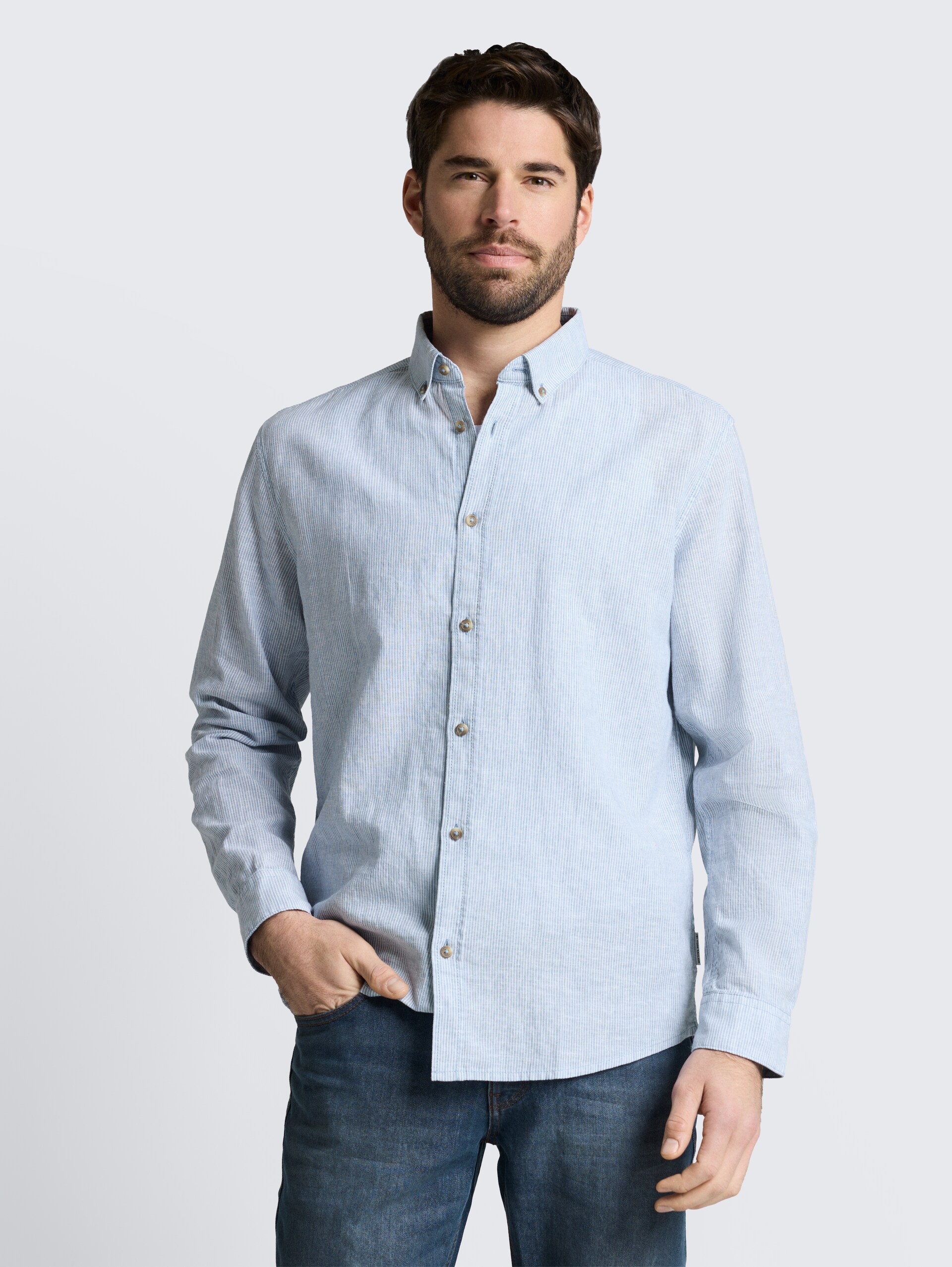 Regular fit overhemd met linnen - bleeched blue white stripe - Nek model vooraanzicht
