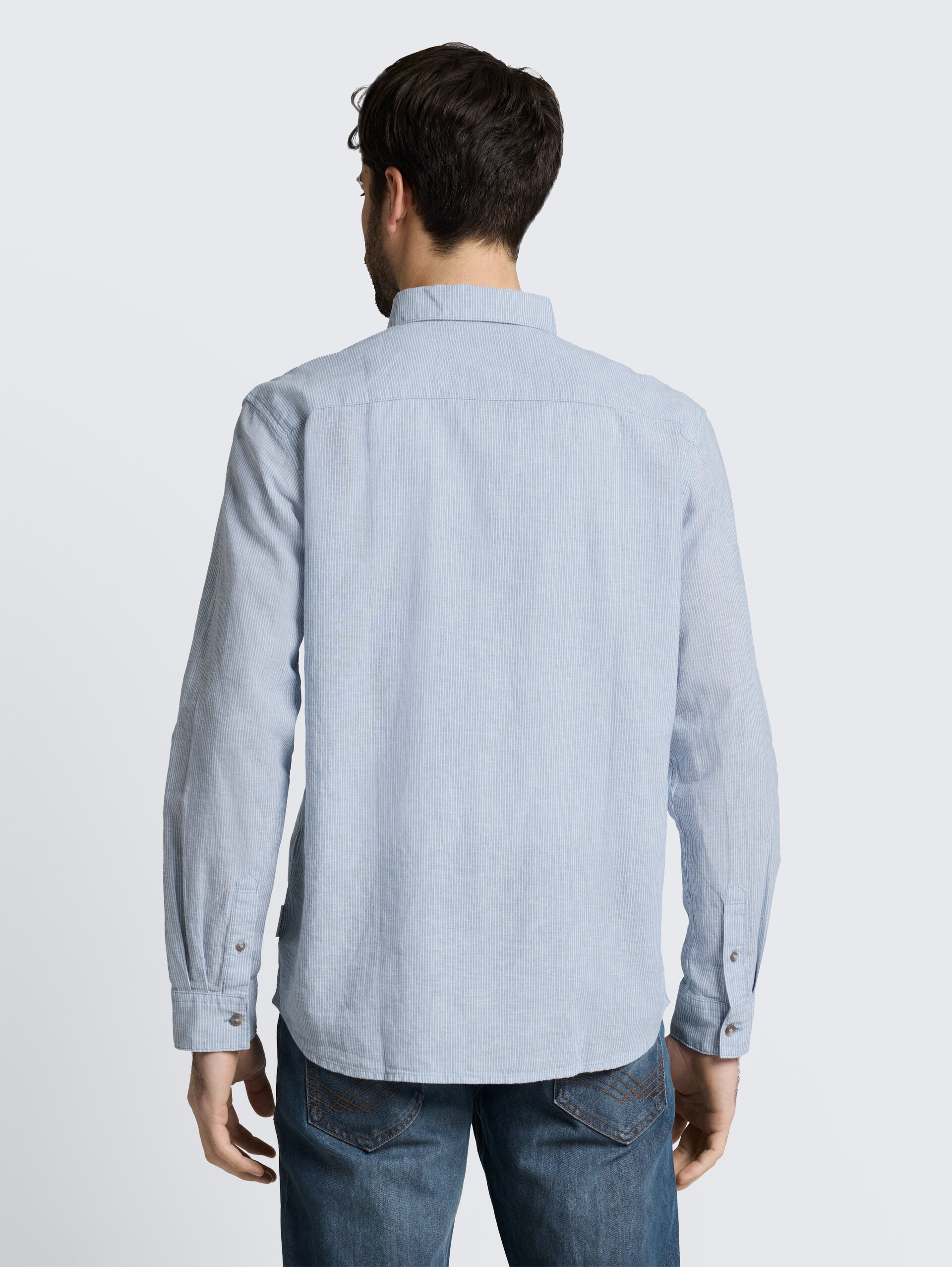 Regular fit overhemd met linnen - bleeched blue white stripe - Neklijn model-achteraanzicht