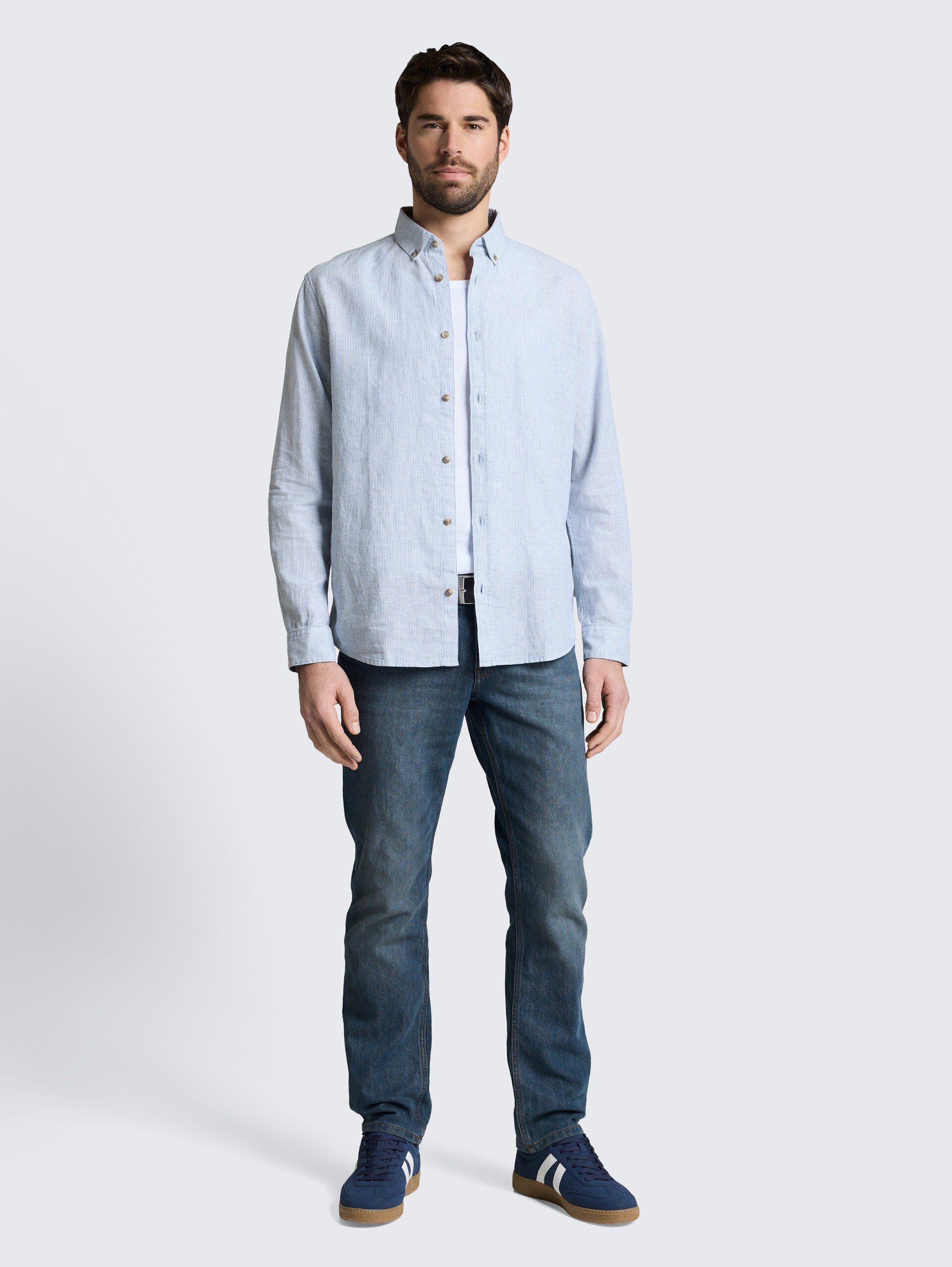 Regular fit overhemd met linnen - bleeched blue white stripe - Model vooraanzicht
