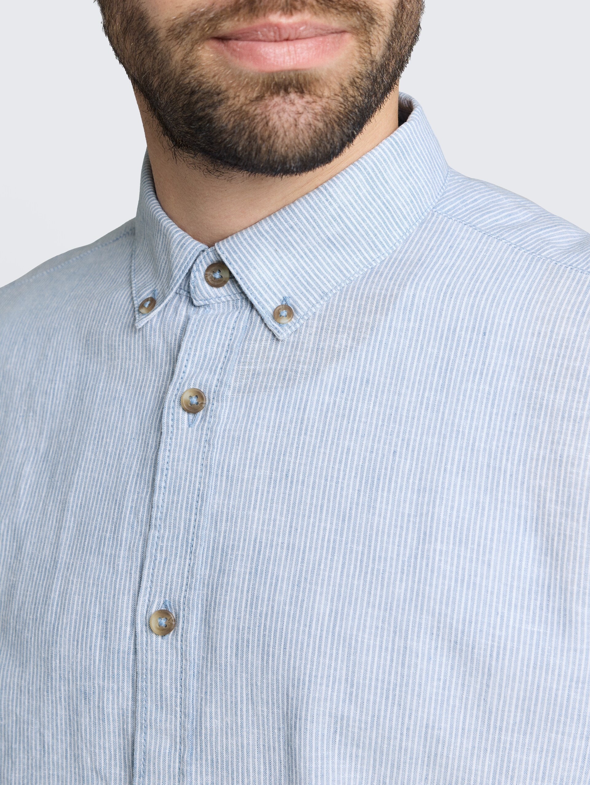 Regular fit overhemd met linnen - bleeched blue white stripe - Detailaanzicht model