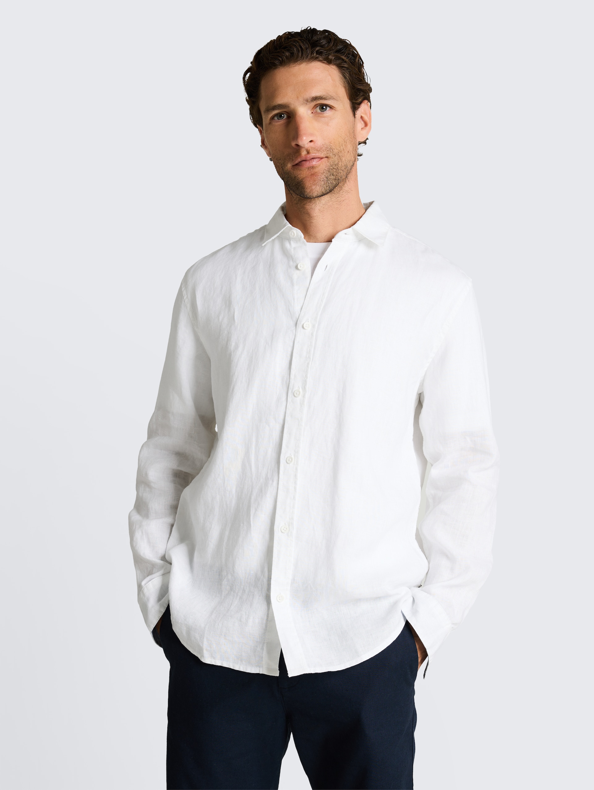 Regular Fit Hemd aus Leinen - White - Ausschnitt Model-Vorderansicht
