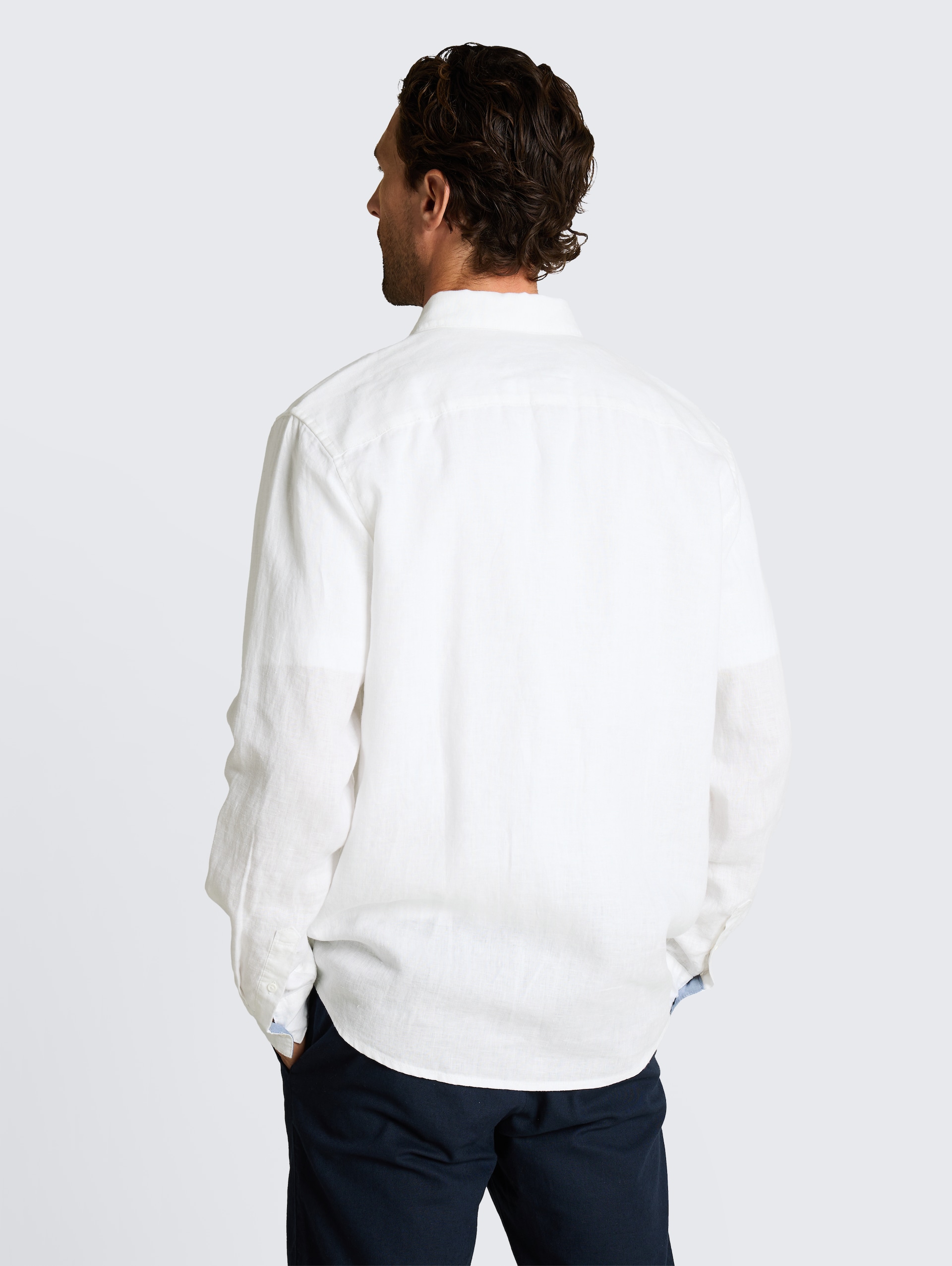 Regular Fit Hemd aus Leinen - White - Auschnitt Model-Rückansicht