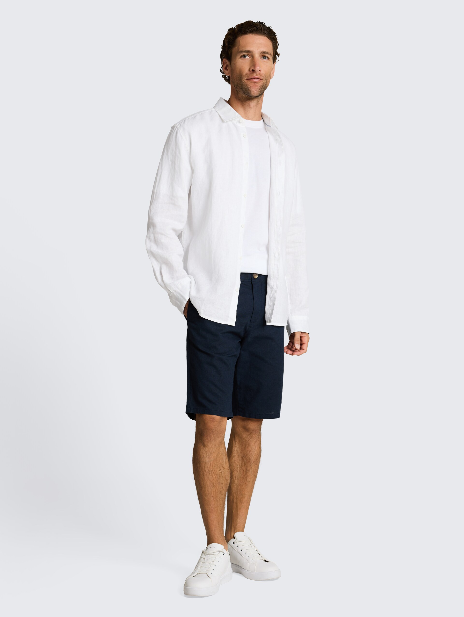Regular Fit Hemd aus Leinen - White - Model-Vorderansicht