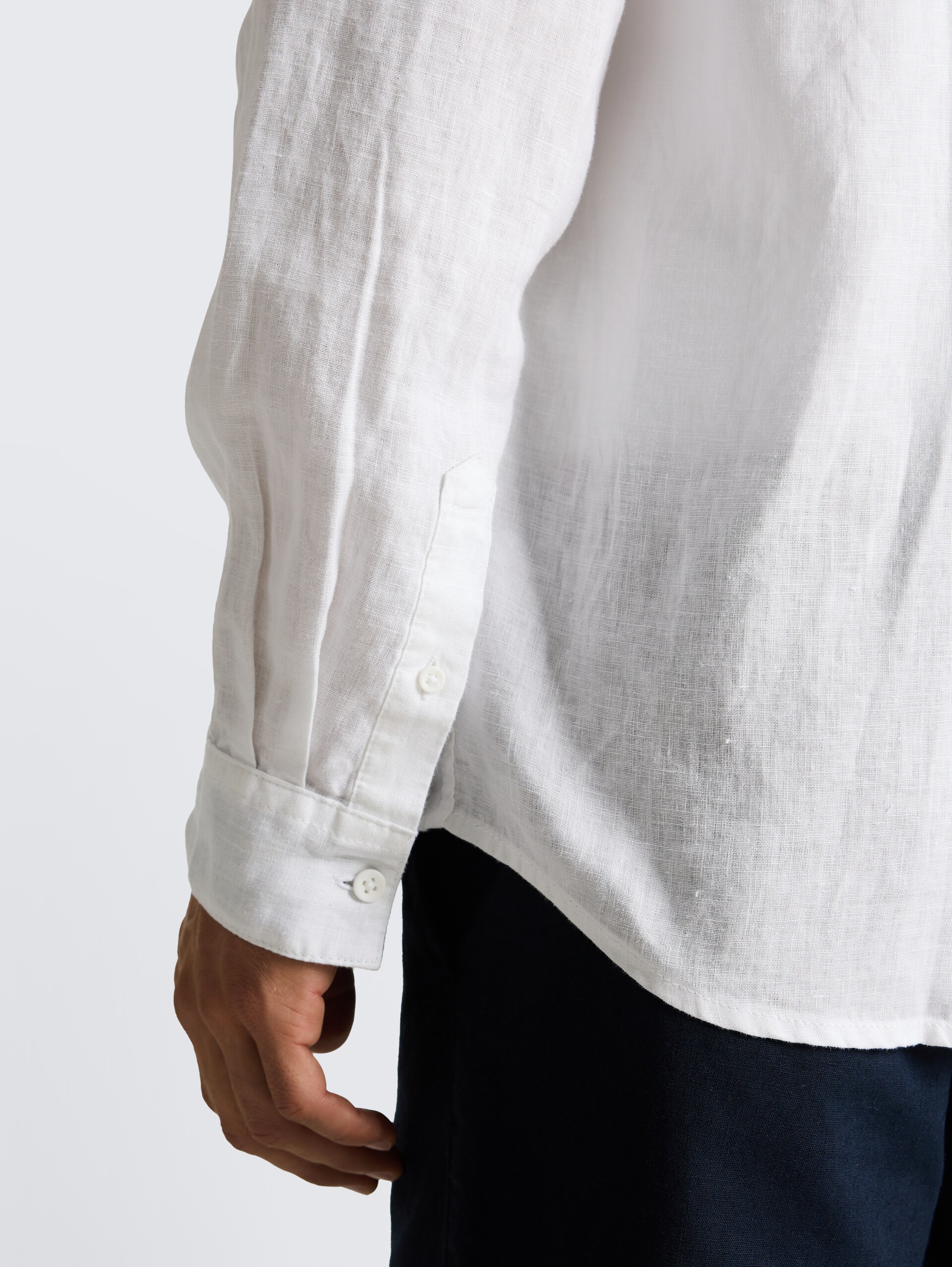 Regular Fit Hemd aus Leinen - White - Detail-Model-Ansicht