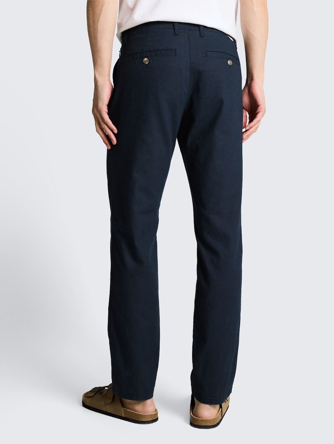 TTREGULAR Chino Hose mit Leinenanteil - sky captain blue - Auschnitt Model-Rückansicht