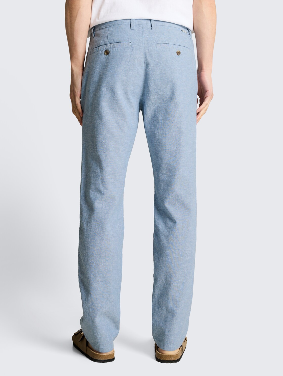 TTREGULAR Chino Hose mit Leinenanteil - bleeched blue chambray - Auschnitt Model-Rückansicht