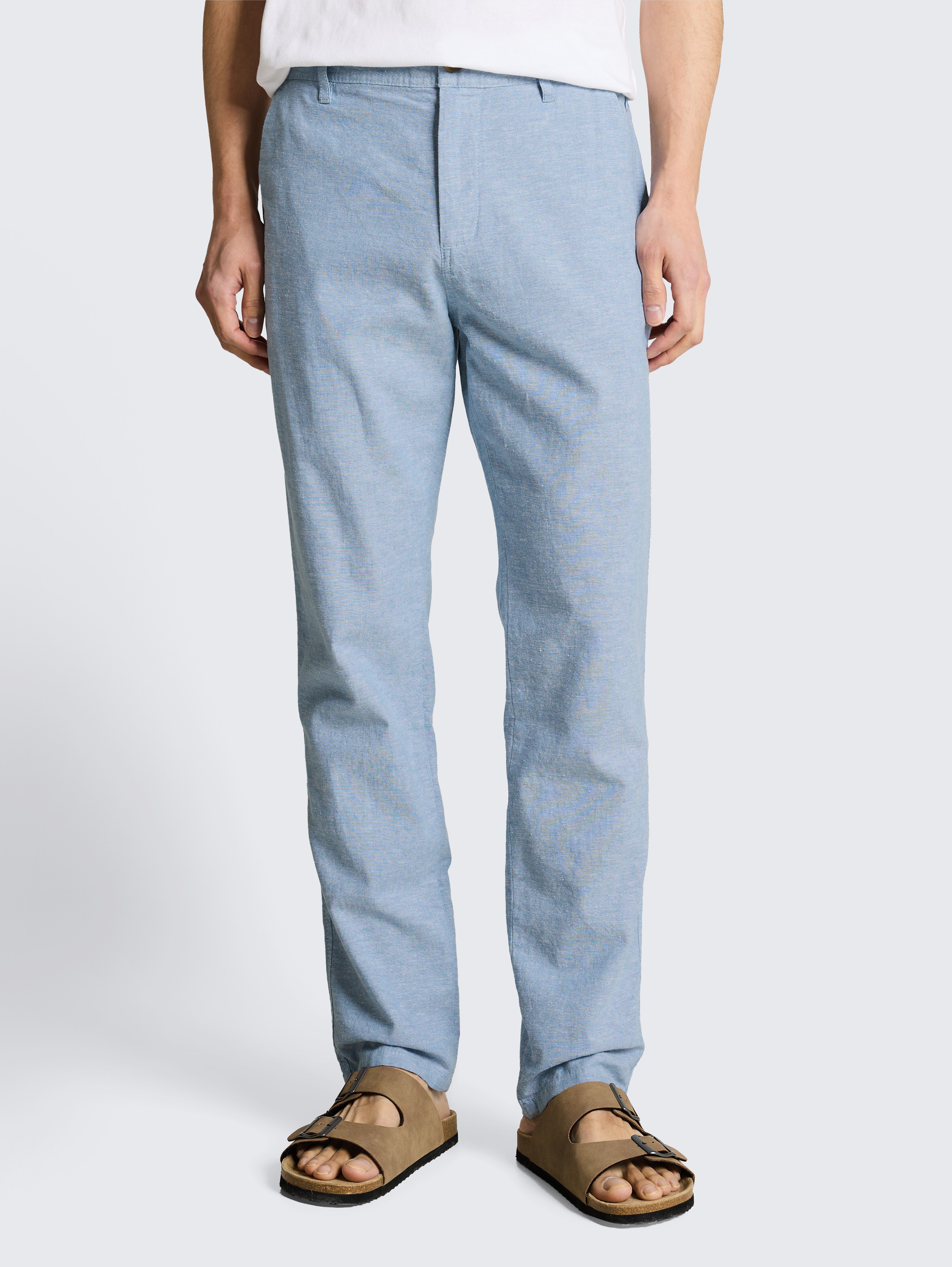 TTREGULAR Chino Hose mit Leinenanteil von Men, bleeched blue chambray