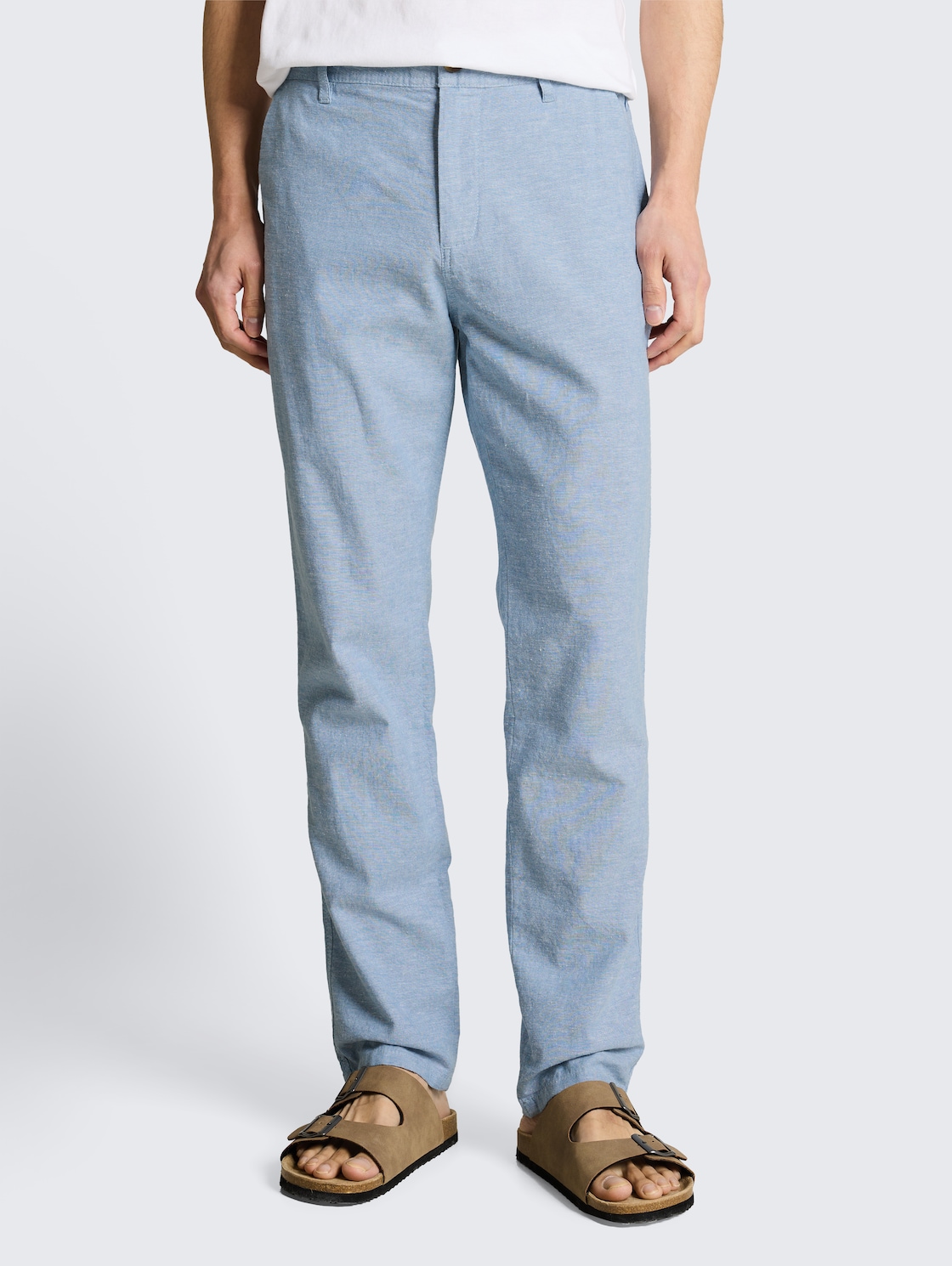 TTREGULAR Chino Hose mit Leinenanteil - bleeched blue chambray - Ausschnitt Model-Vorderansicht