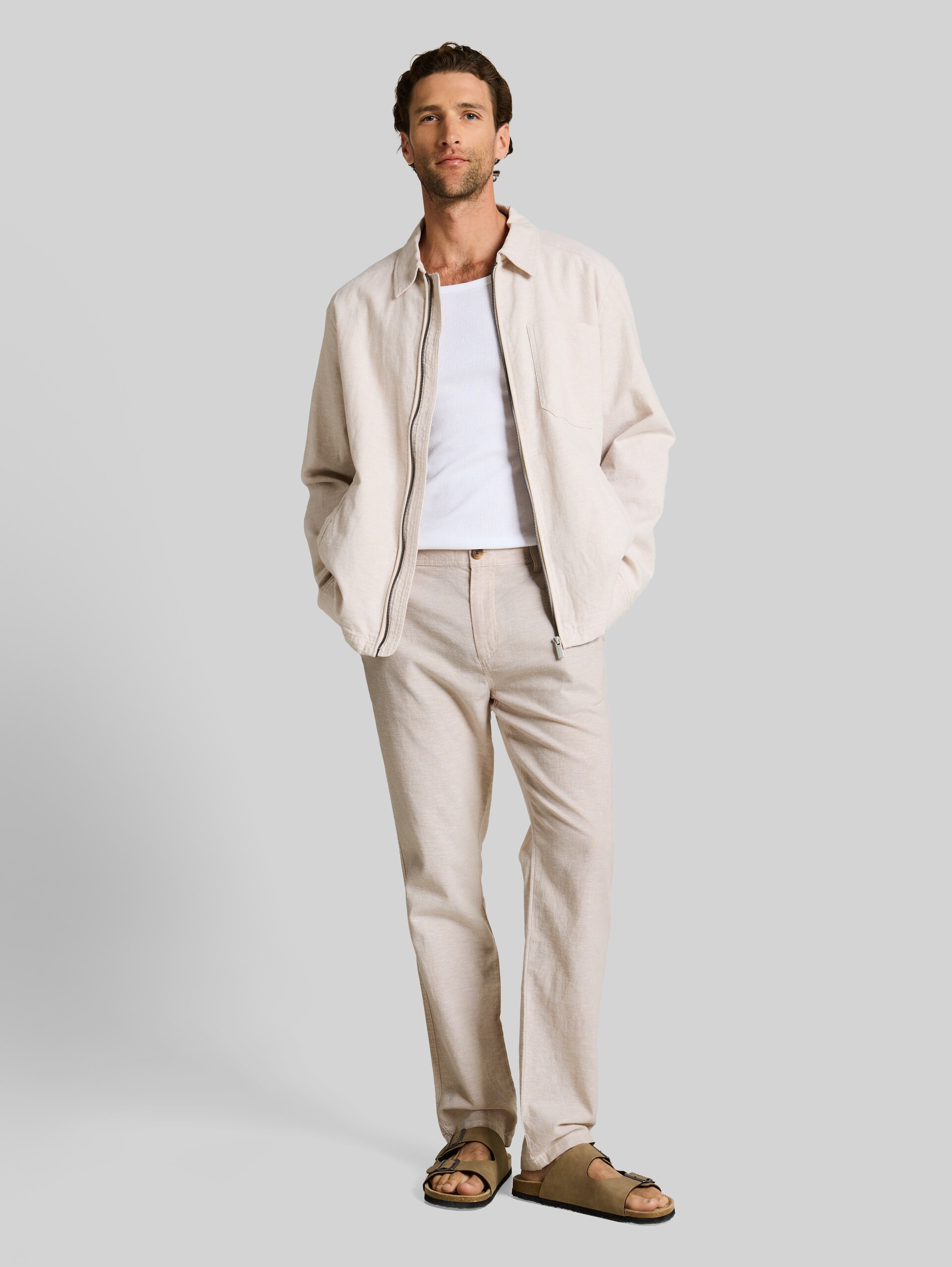 TTREGULAR Chino Hose mit Leinenanteil - cashew beige chambray - Model-Vorderansicht