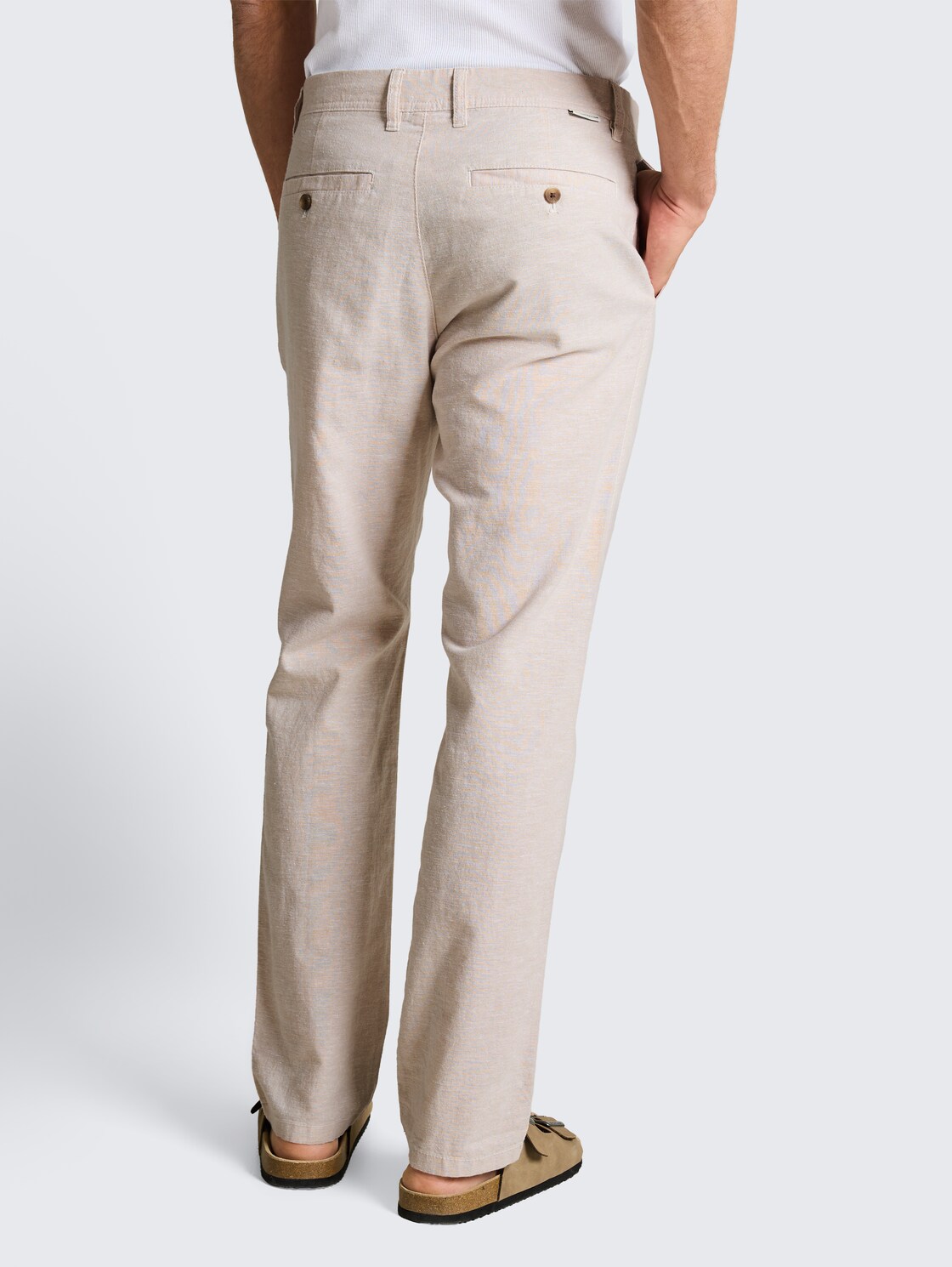 TTREGULAR Chino Hose mit Leinenanteil - cashew beige chambray - Auschnitt Model-Rückansicht