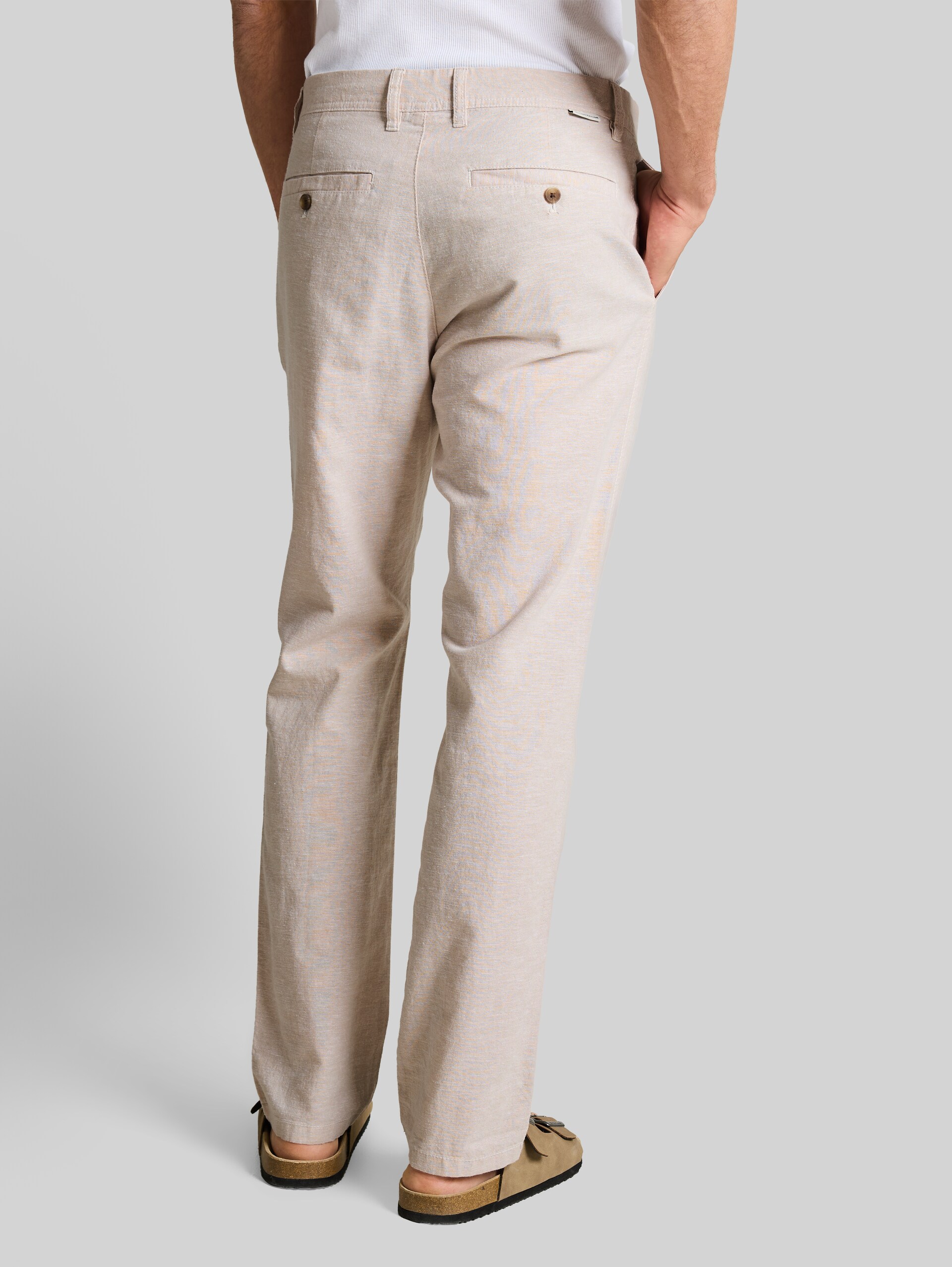 TTREGULAR Chino Hose mit Leinenanteil - cashew beige chambray - Auschnitt Model-Rückansicht