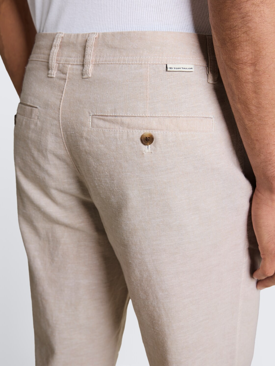 TTREGULAR Chino Hose mit Leinenanteil - cashew beige chambray - Detail-Model-Ansicht