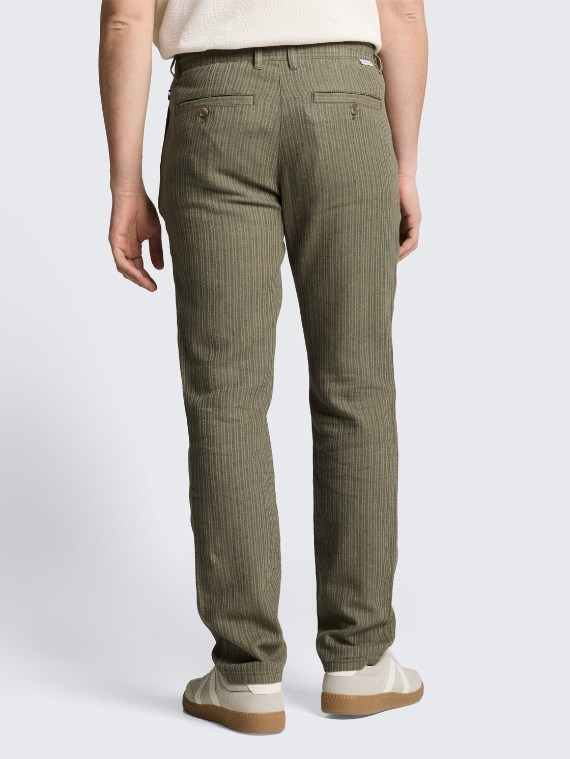 TTREGULAR Chino Hose mit Leinenanteil - leaf green stripe - Auschnitt Model-Rückansicht