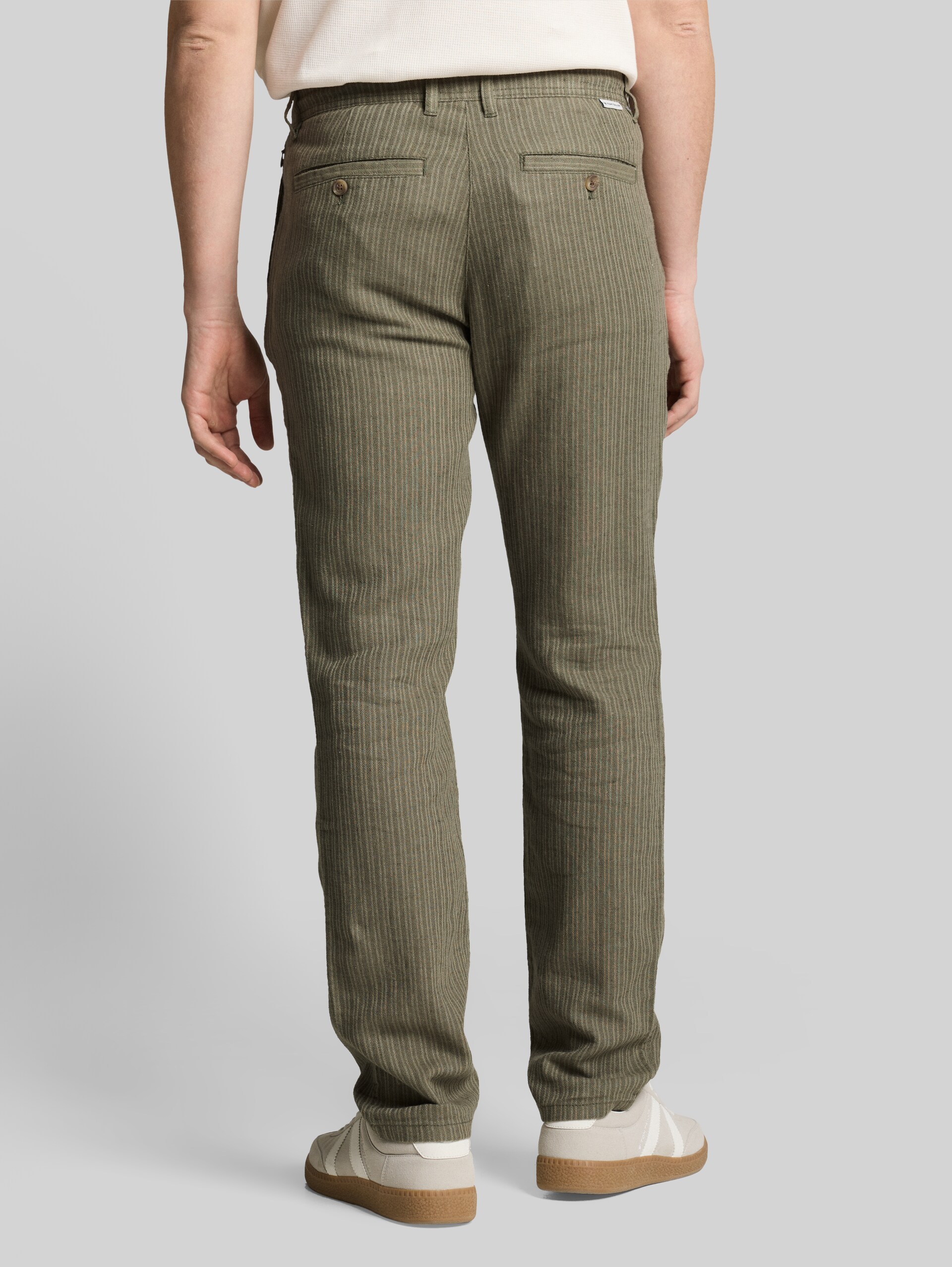 TTREGULAR chino trousers with linen blend - leaf green stripe - Neckline model-back view