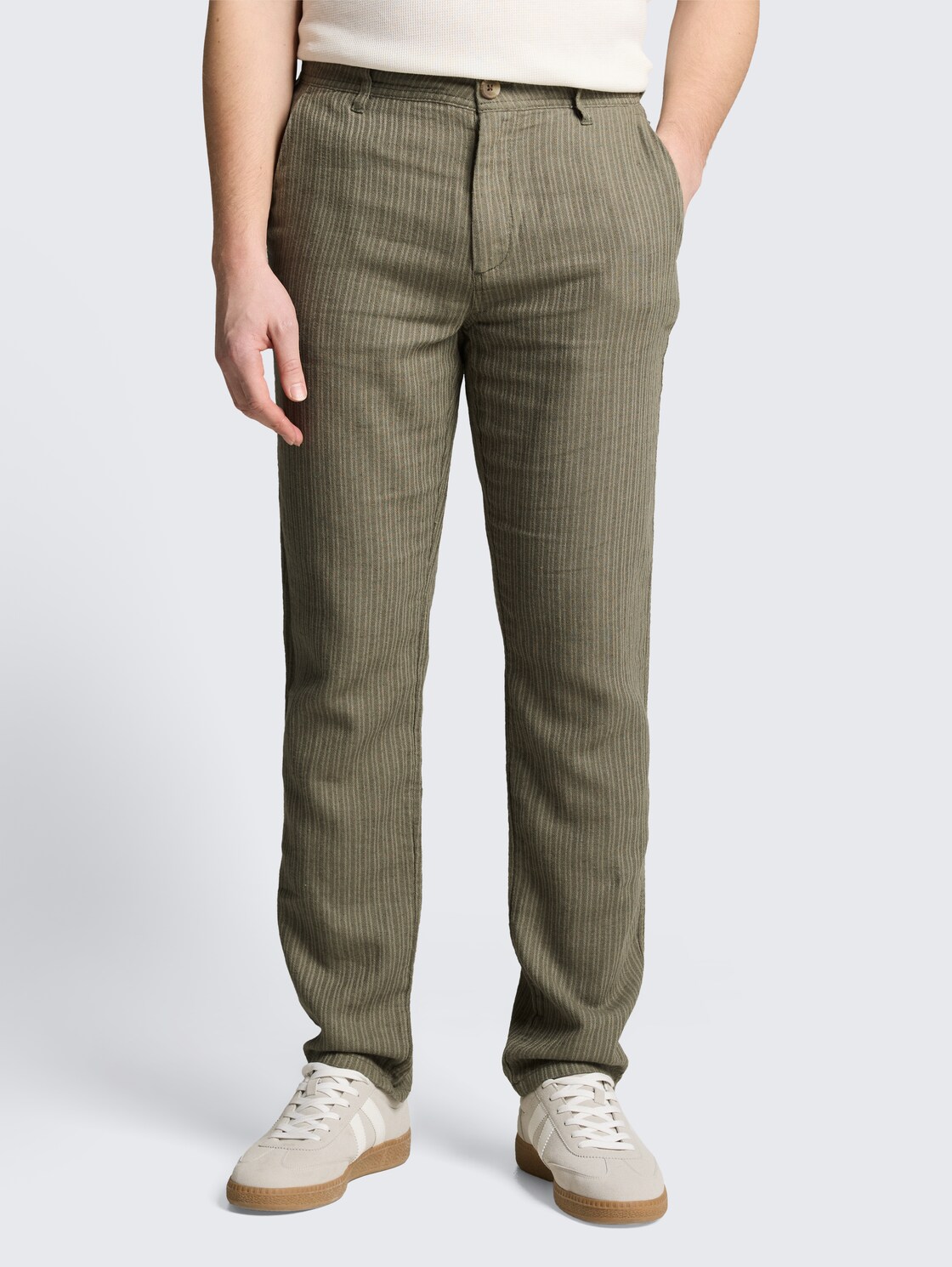 TTREGULAR Chino Hose mit Leinenanteil - leaf green stripe - Ausschnitt Model-Vorderansicht