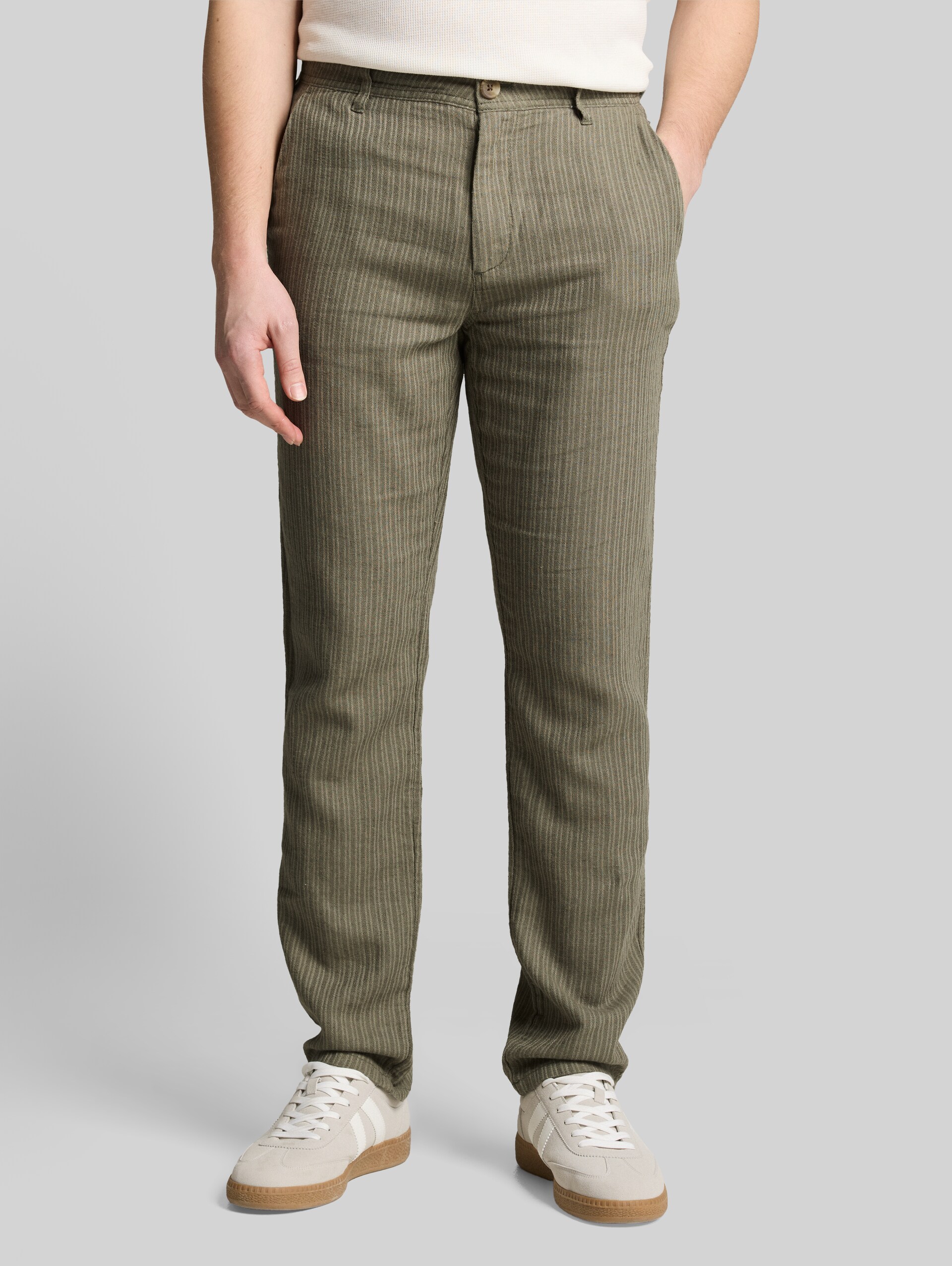 TTREGULAR chino trousers with linen blend - leaf green stripe - Neckline model front view