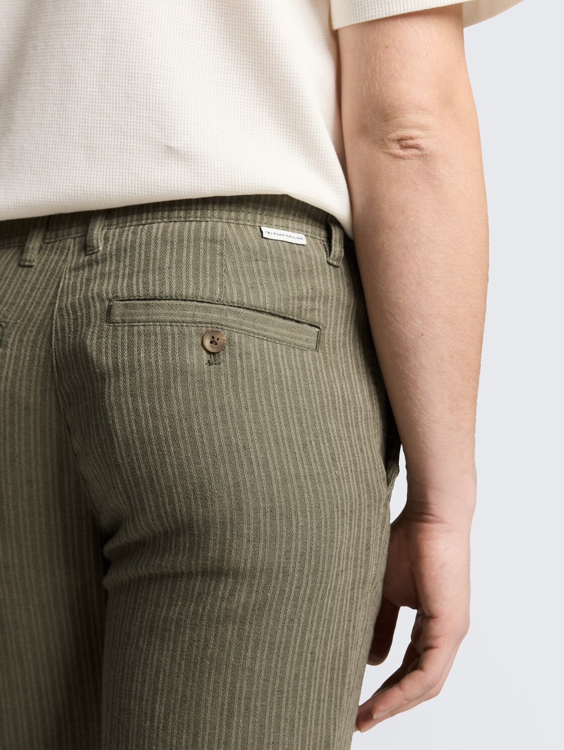 TTREGULAR Chino Hose mit Leinenanteil - leaf green stripe - Detail-Model-Ansicht
