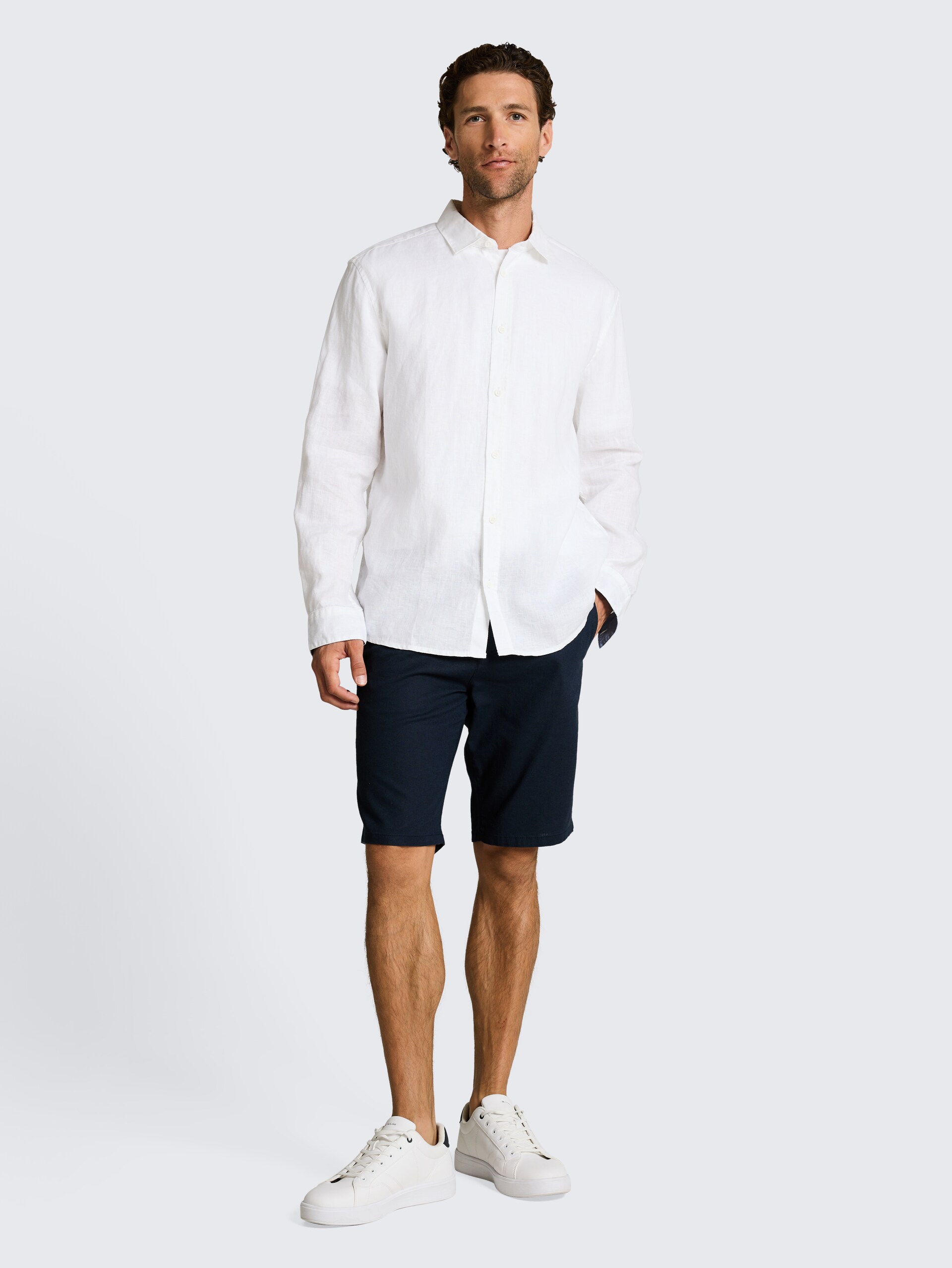 TTREGULAR Chino Shorts mit Leinenanteil - sky captain blue - Model-Vorderansicht
