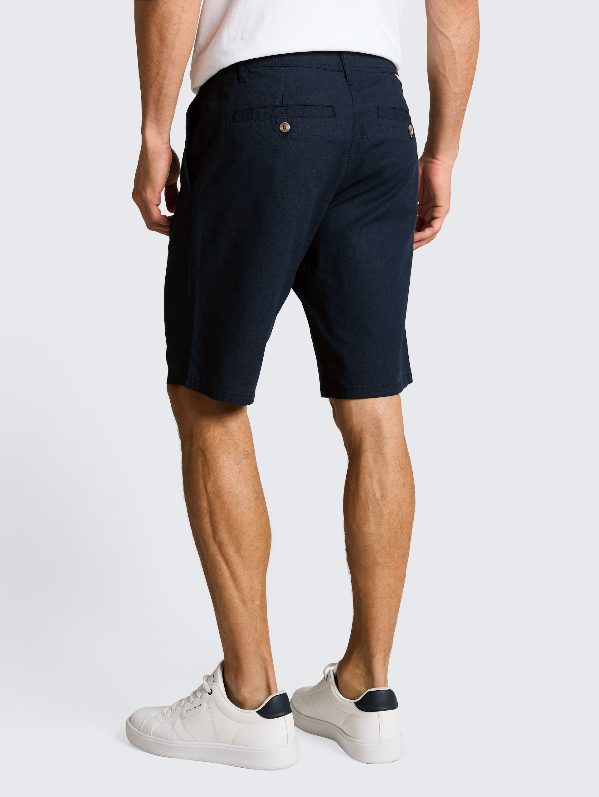 TTREGULAR Chino Shorts mit Leinenanteil - sky captain blue - Auschnitt Model-Rückansicht