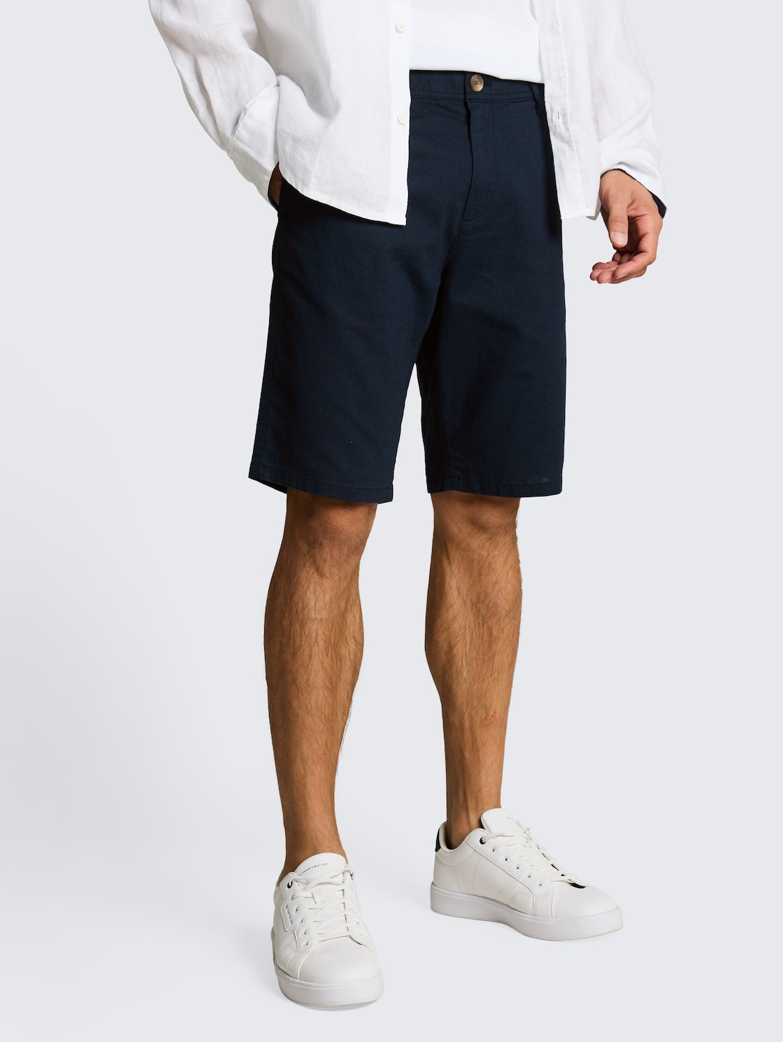 TTREGULAR Chino Shorts mit Leinenanteil - sky captain blue - Ausschnitt Model-Vorderansicht