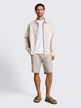 TTREGULAR Chino Shorts mit Leinenanteil - cashew beige chambray - Model-Vorderansicht