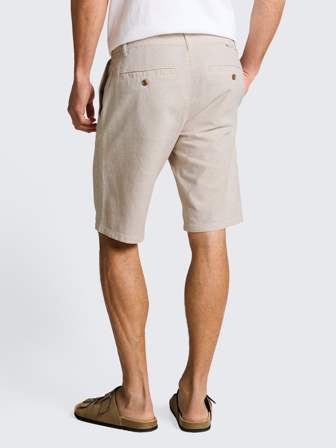 TTREGULAR Chino Shorts mit Leinenanteil - cashew beige chambray - Auschnitt Model-Rückansicht
