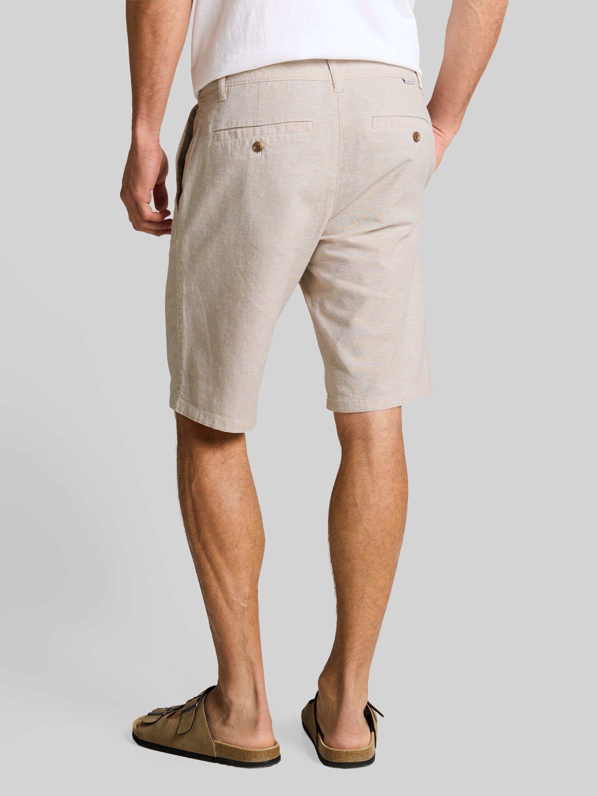 TTREGULAR chino shorts with linen blend - cashew beige chambray - Neckline model-back view