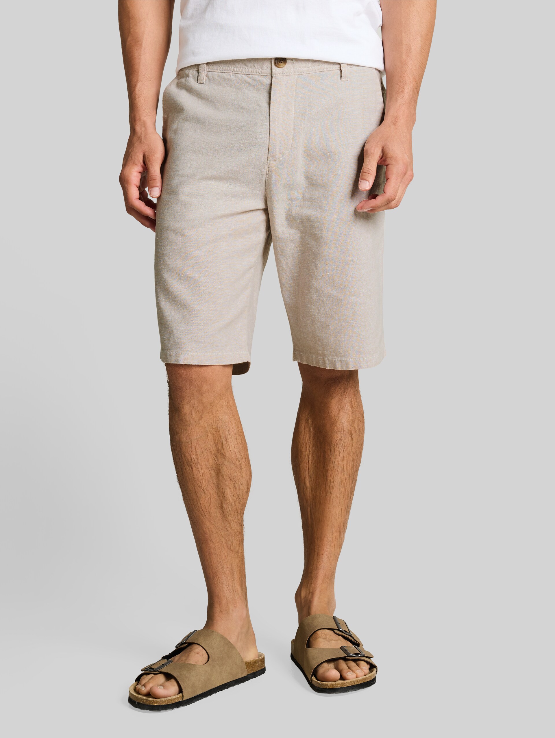 TTREGULAR chino shorts with linen blend - cashew beige chambray - Neckline model front view