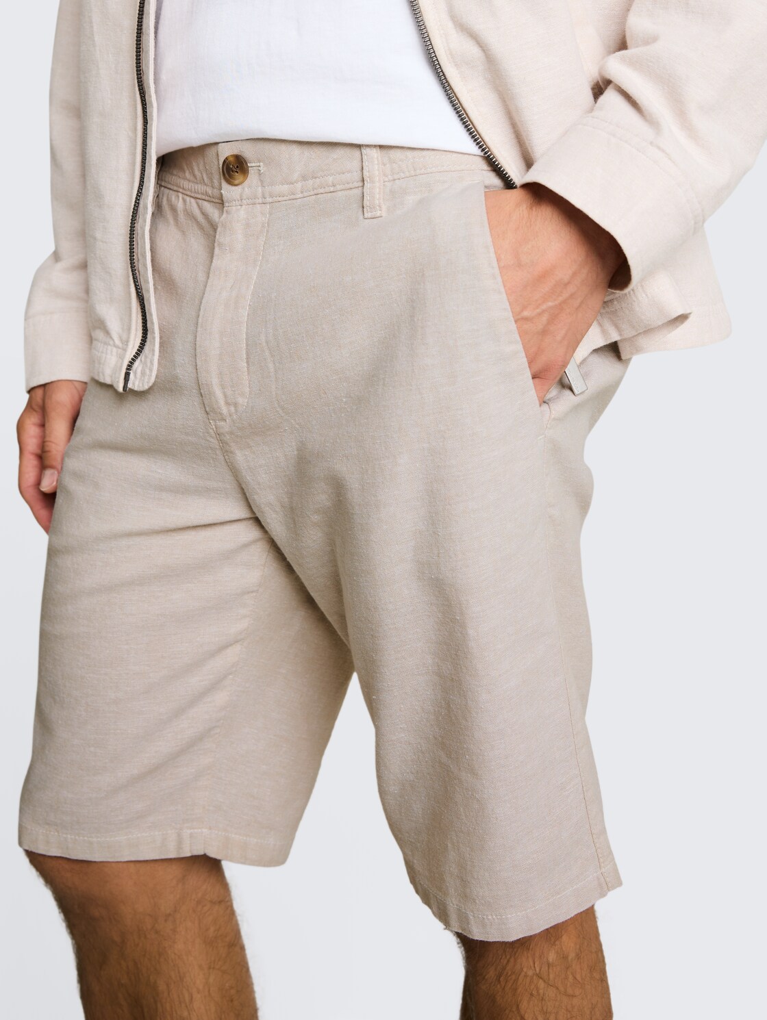 TTREGULAR Chino Shorts mit Leinenanteil - cashew beige chambray - Detail-Model-Ansicht