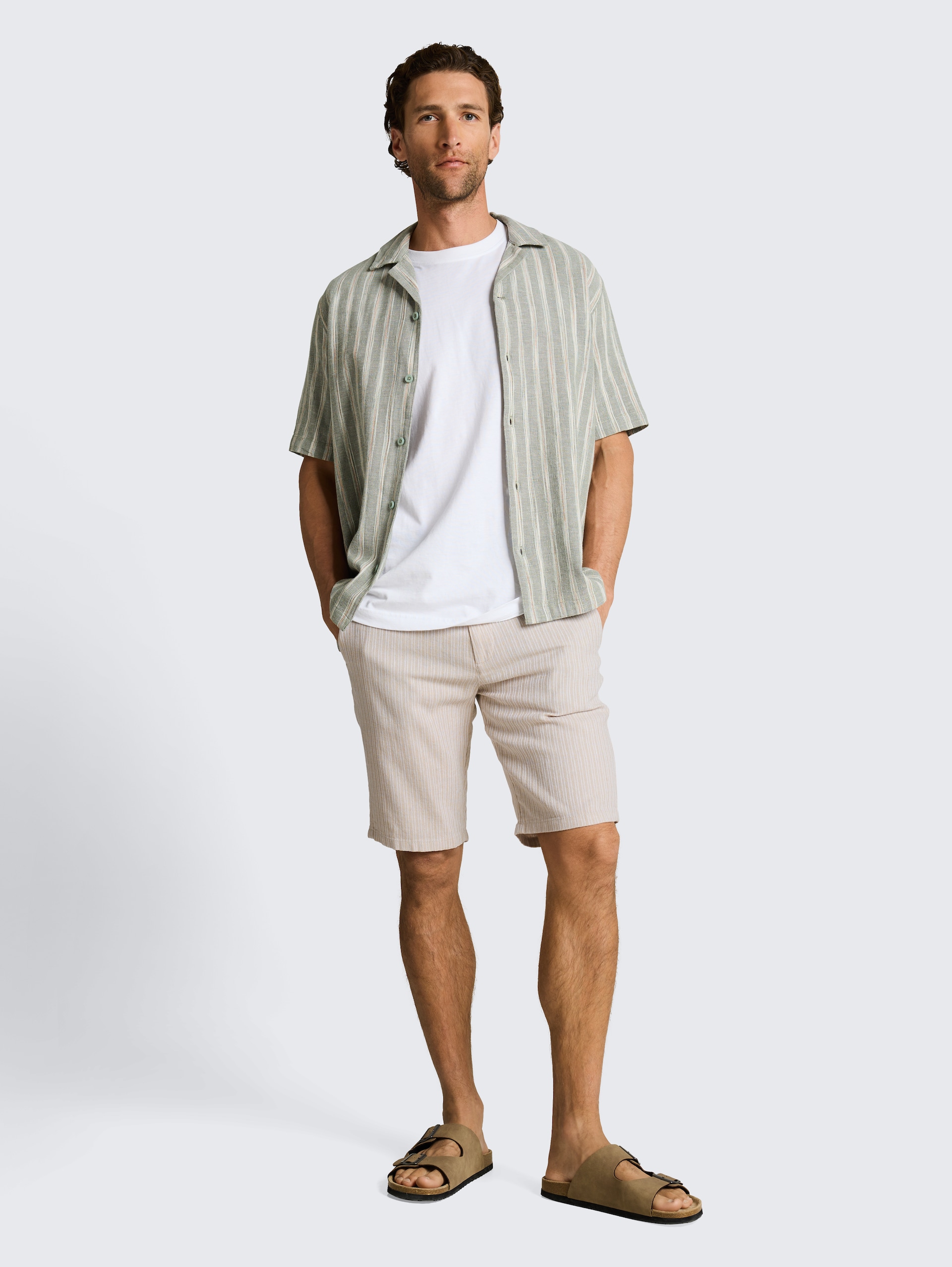TTREGULAR Chino Shorts mit Leinenanteil - cashew beige stripe - Model-Vorderansicht