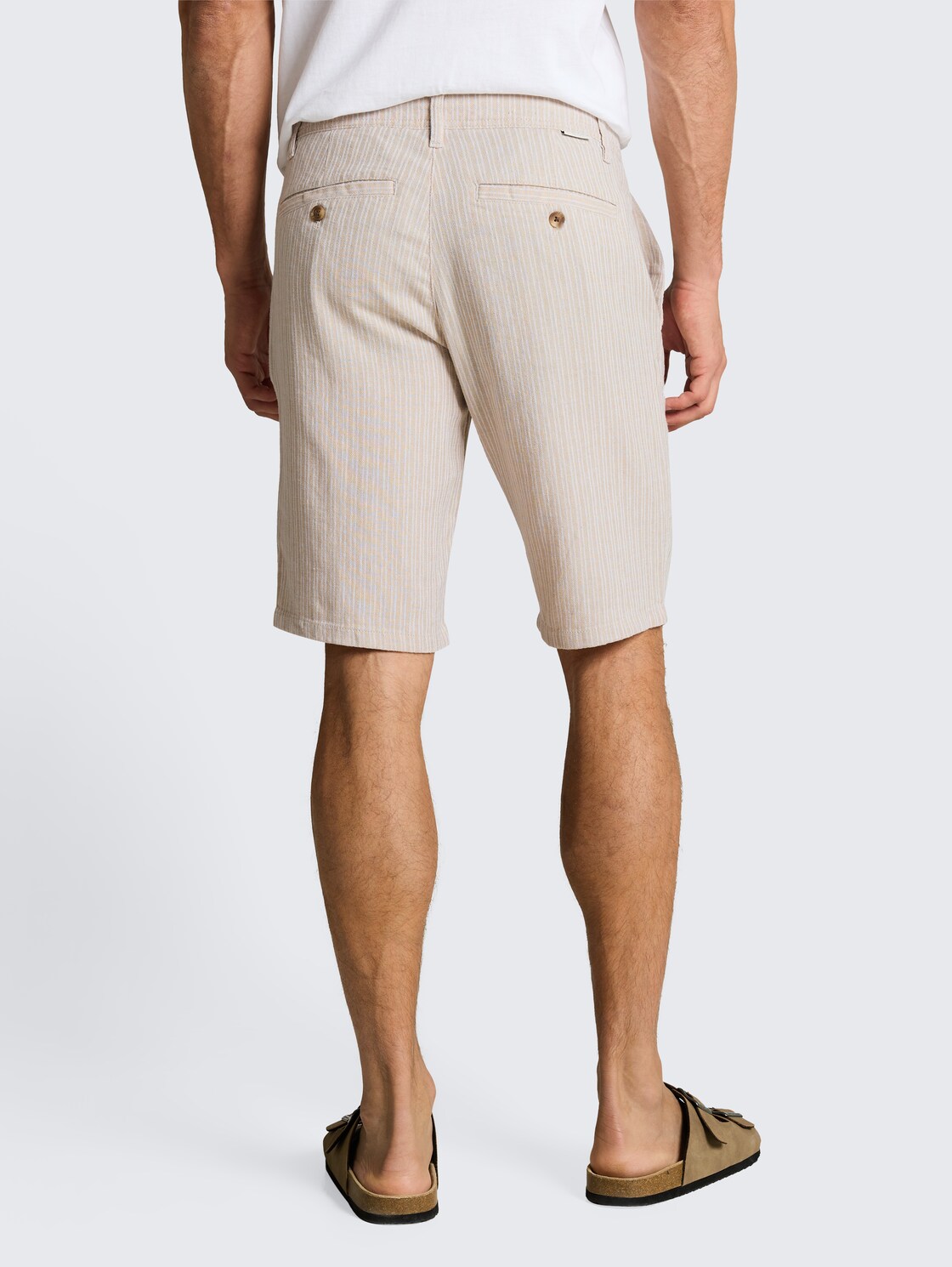 TTREGULAR Chino Shorts mit Leinenanteil - cashew beige stripe - Auschnitt Model-Rückansicht