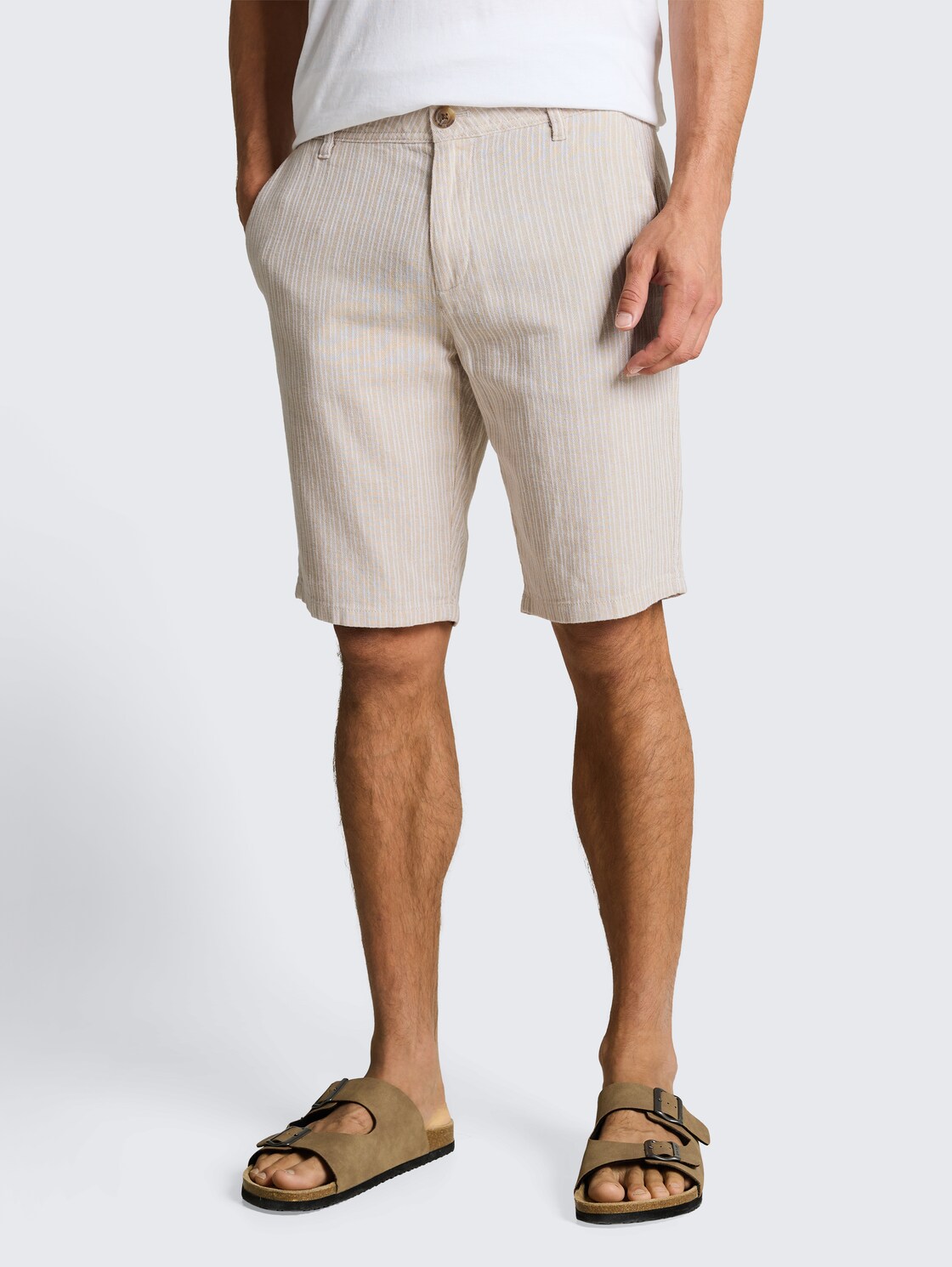 TTREGULAR Chino Shorts mit Leinenanteil - cashew beige stripe - Ausschnitt Model-Vorderansicht