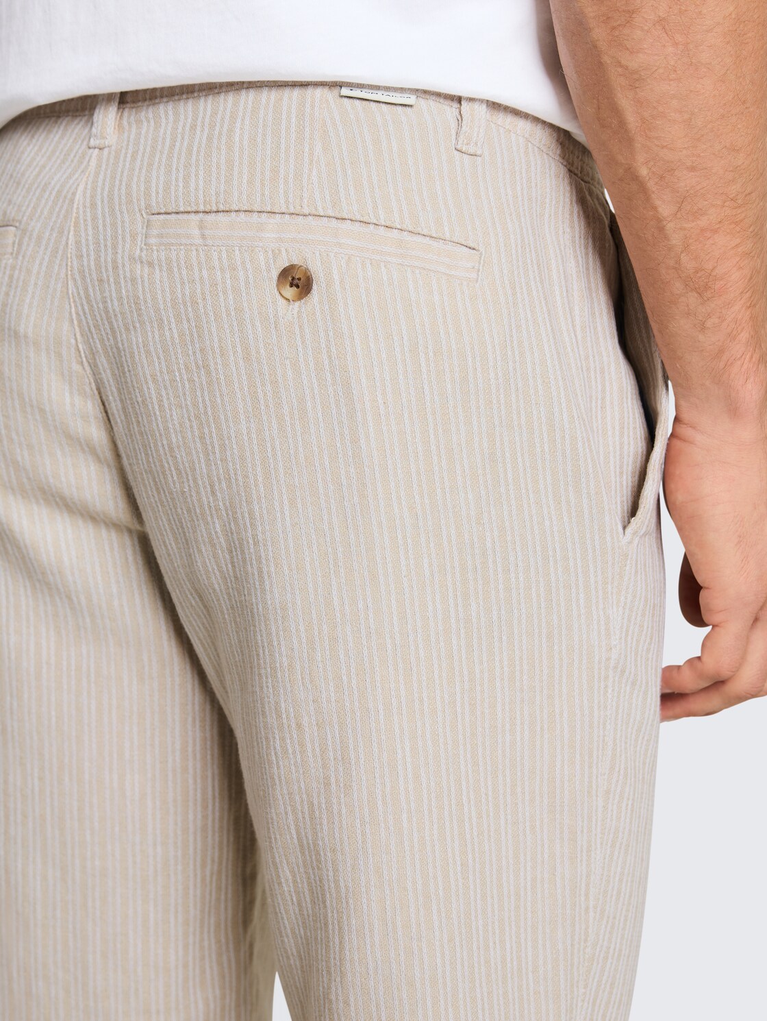 TTREGULAR Chino Shorts mit Leinenanteil - cashew beige stripe - Detail-Model-Ansicht