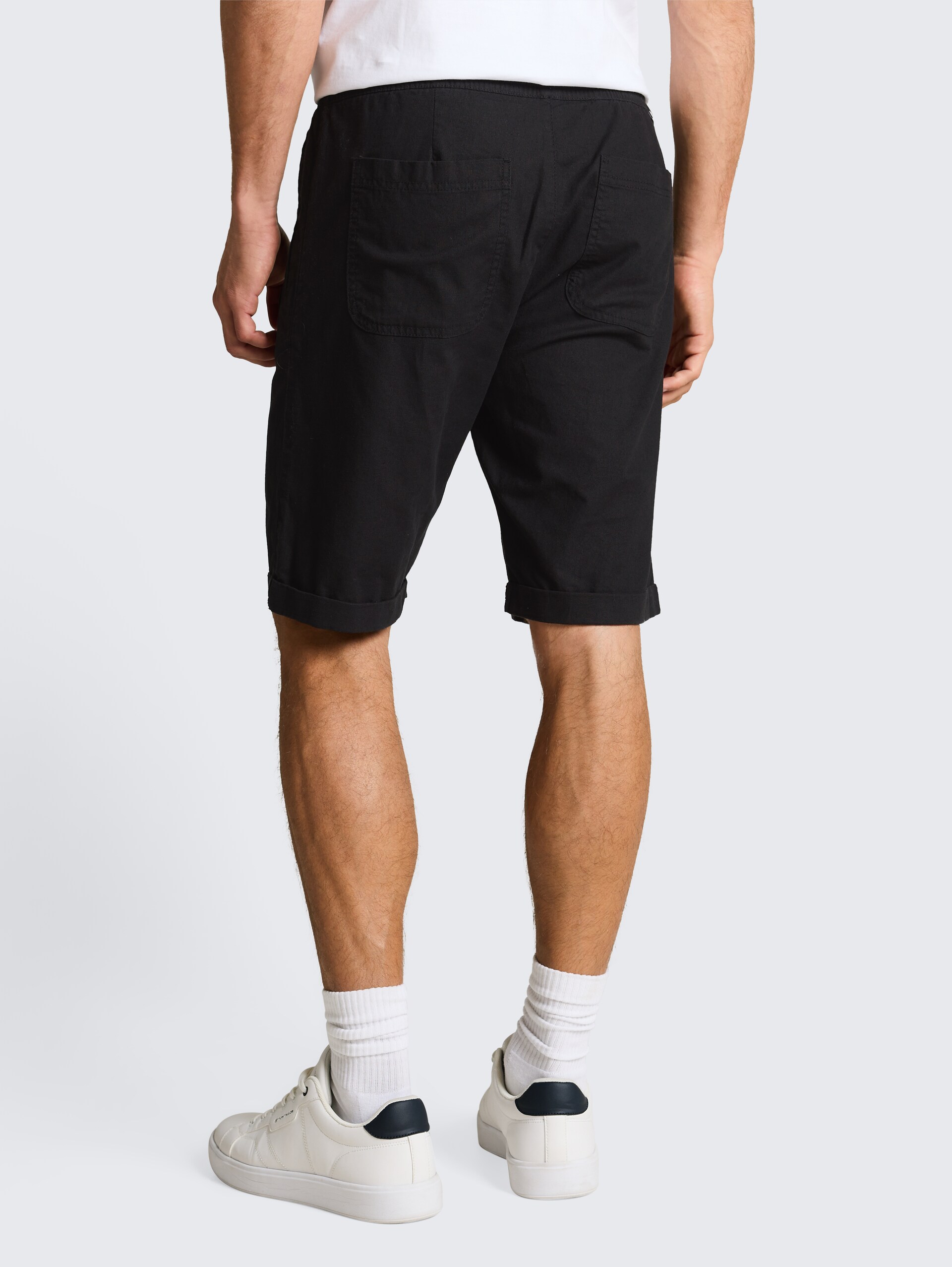 TTREGULAR Shorts mit Leinenanteil - Black - Auschnitt Model-Rückansicht