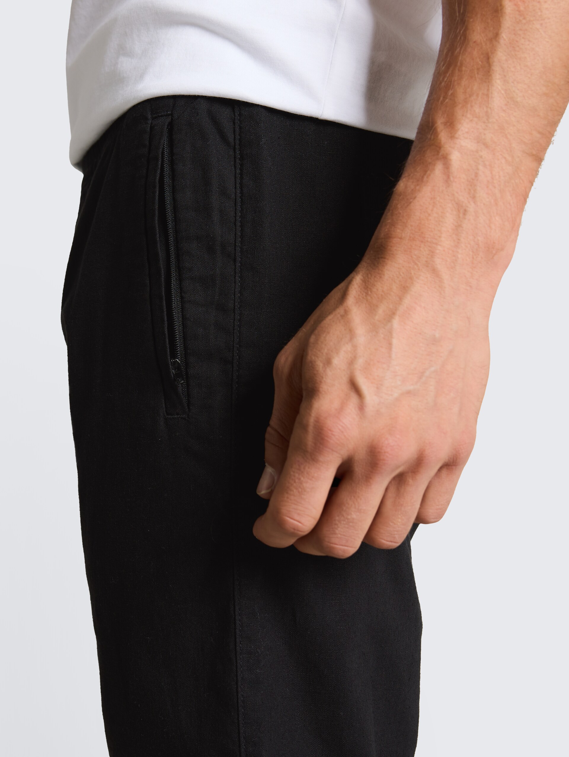 TTREGULAR Shorts mit Leinenanteil - Black - Detail-Model-Ansicht