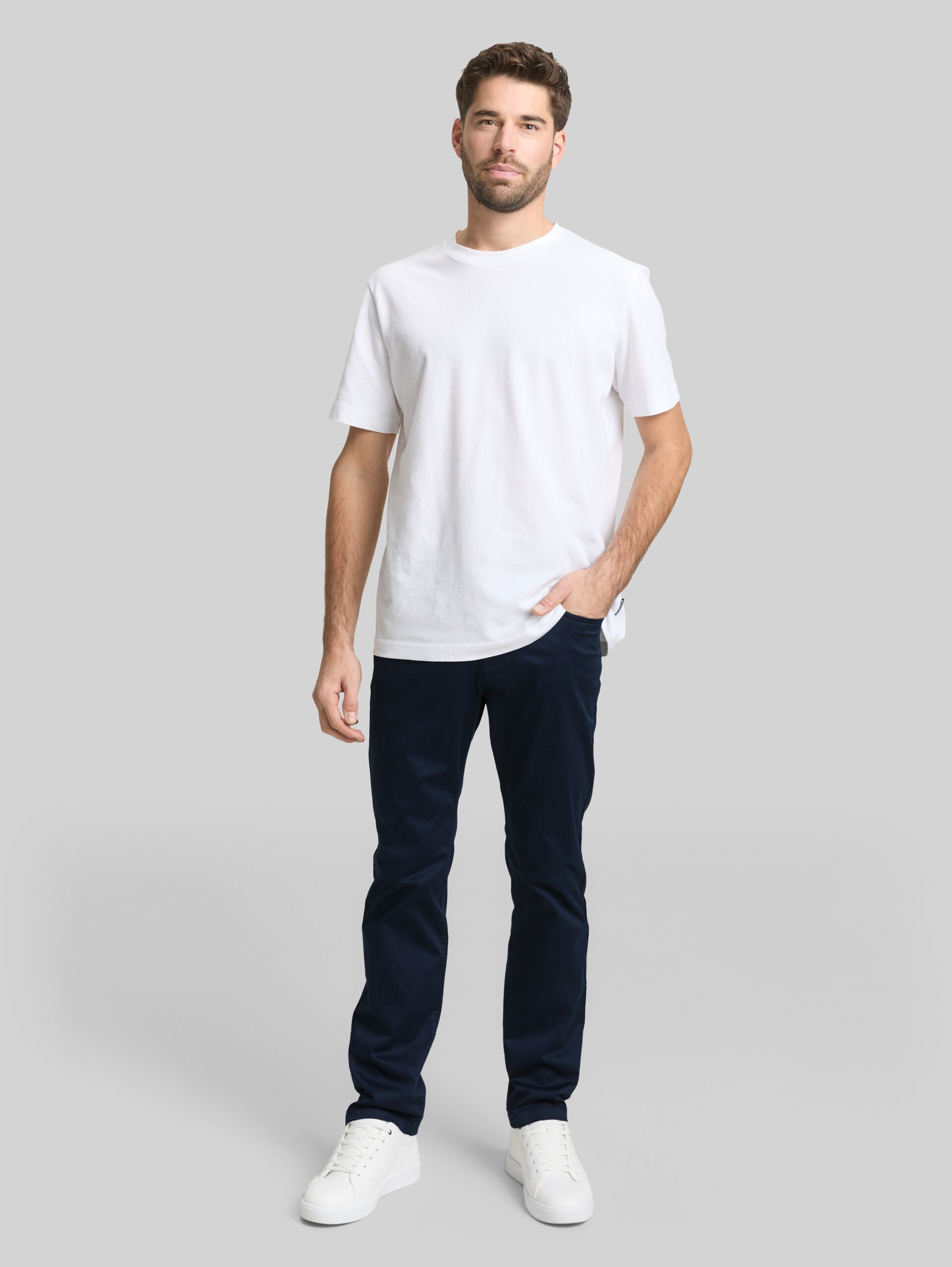 TTJOSH REGULAR SLIM Trousers - sky captain blue - Model front view